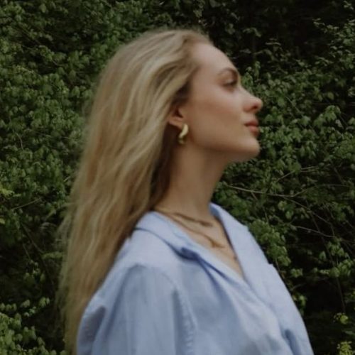 Albina Grčić pozirala s Isusovim likom Hello Magazine Croatia