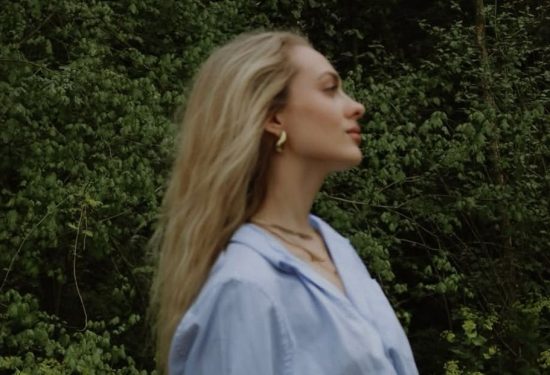 Albina Grčić pozirala s Isusovim likom Hello Magazine Croatia