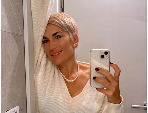 Nika Fleiss pokraj bazena Hello Magazine Croatia