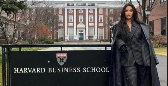 Kim Karadashian diplomirala pravo Hello Magazine Croatia