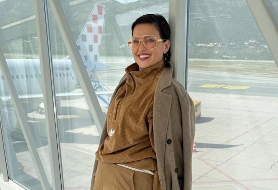 Nina Badrić u trenirci i kaputu uz Louis Vuitton torbu Hello Magazine Croatia