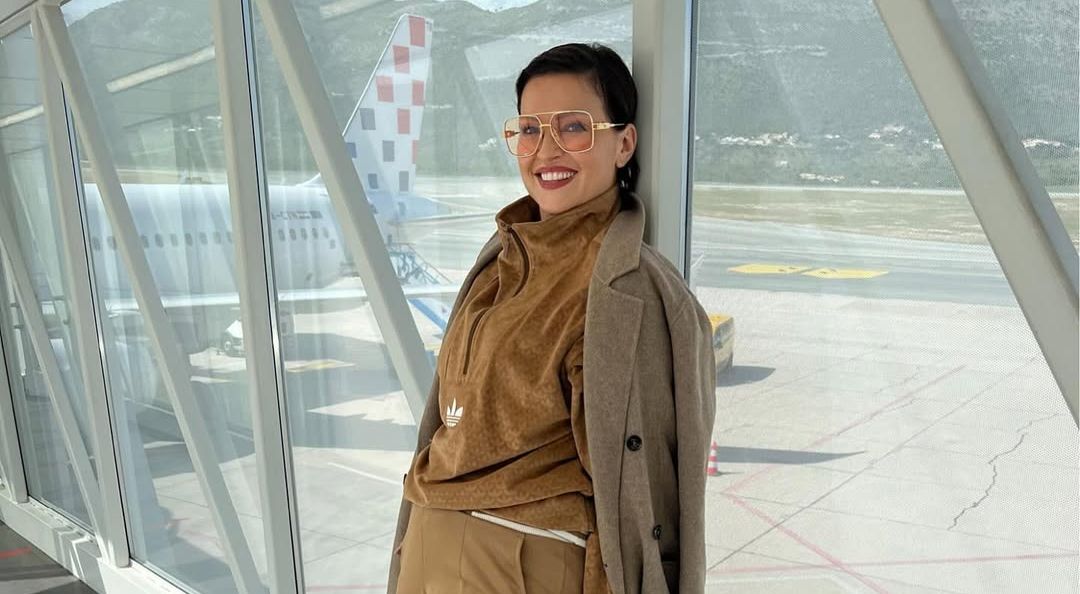 Nina Badrić u trenirci i kaputu uz Louis Vuitton torbu Hello Magazine Croatia