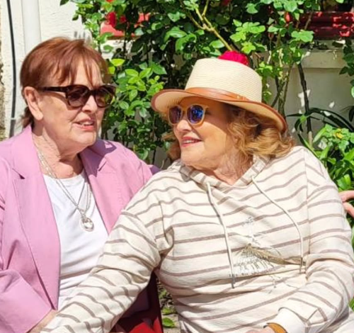tereza kesovija s prijateljicom Lelom