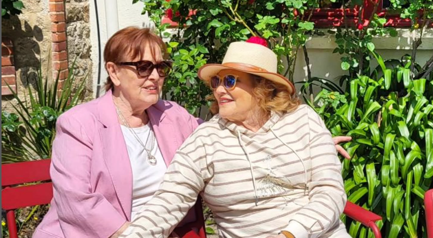 tereza kesovija s prijateljicom Lelom