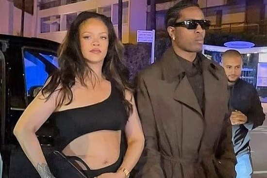 Rihanna trudnički trbuh