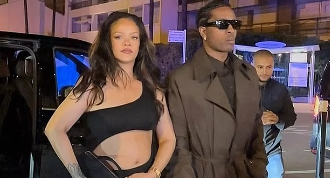 Rihanna trudnički trbuh