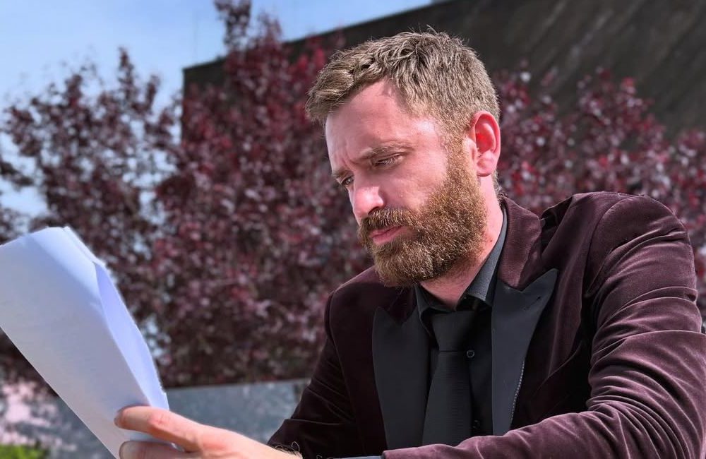 Momčilo Otašević u odijelu na +30 Hello Magazine Croatia