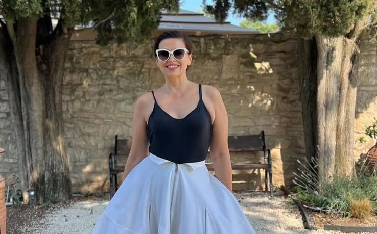 Nina Badrić u crnom kupaćem kostimu Hello Magazine Croatia