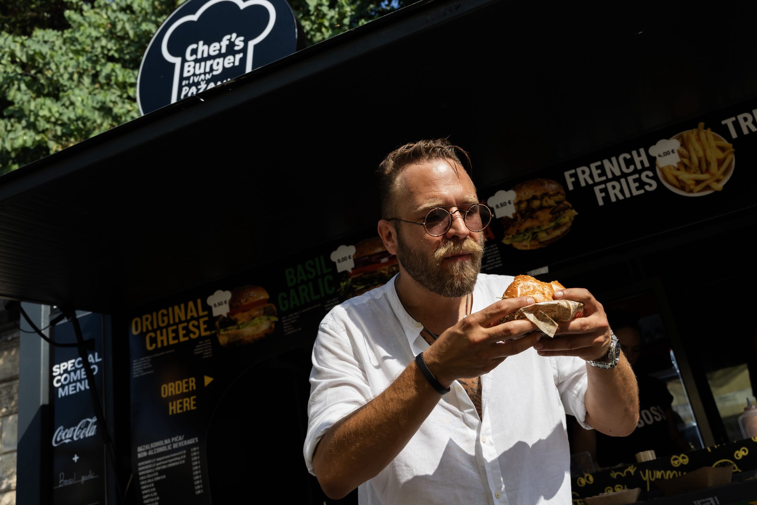 Burger Festival Zagreb, burger festival, Burger Festival 2025, Burger Festival Tuđmanac, street food Zagreb, najbolji burgeri Zagreb, burgeri Hrvatska, smash burger Zagreb, Mate Janković burger, Ivan Pažanin burger, Mason burger, Picnic Mingle & Fun burger, UFO Space Burgers, Bold burger, Diverso Dubrovnik burger, The Spot Šibenik burger, Grof Lovski burger, burger od divljači Zagreb, Jellyfish in Space burger, Noel Street Food burger, Chubby Chuk’s burger, Buns & Shake burger, Gdje je Jura slastice, Ginglebells kokteli, Centralni bar Zagreb, Staropramen festival, ZABA Mastercard popust, after work Zagreb, što raditi u Zagrebu rujan, najbolji događaji u Zagrebu, gastro događanja Zagreb, food festival Zagreb, street food festival, burger natjecanje Zagreb, top burgeri Zagreb, hrvatski burger festival, najbolji burger u regiji, europski burgeri, burger scena Hrvatska, burger scena Zagreb, festival hrane Zagreb, izlazak Zagreb rujan, gdje na burger u Zagrebu, najbolji kokteli Zagreb, najbolji street food Zagreb, burger s tartufima Zagreb, burger s divljači Zagreb, burger s cheddarom, burger s ajvarom, burger s dimljenim sirom, burger s pancetom, burger s umakom, burgeri s gljivama Zagreb, burger s pulled porkom, spicy burger Zagreb, BBQ burger Zagreb, burger i pivo Zagreb, burger i kokteli Zagreb, burger i vino Zagreb, najbolja hrana Zagreb, burger party Zagreb, burger i glazba Zagreb, koncerti Zagreb rujan, kino pod zvijezdama Zagreb, kviz Zagreb, radionice Zagreb, obiteljski izlazak Zagreb, gastro užitak Zagreb, najbolji događaj u Zagrebu rujan, burger trendovi, burger noviteti, gdje jesti burger Zagreb, burger za ekipu, burger za obitelj, burger za klince, burger za gurmane, burger za vegetarijance (ako ima), gastro scena Zagreb, foodie Zagreb, najbolji festivali u Zagrebu, najbolji festivali u Hrvatskoj, jesenski festivali Zagreb, jubilarni festival Zagreb, jubilarni Burger Festival, deset godina Burger Festivala, Burger Festival 10 godina, slasni burger Zagreb, top hrana Zagreb, najbolji street food događaji, regionalni food festival, najveći burger festival u regiji, gdje na festival hrane, besplatan ulaz Zagreb, najbolji chefovi Zagreb, najbolji chefovi Hrvatska, burger i prijatelji, burger i ekipa, burger izlazak, burger doživljaj, burger gastro iskustvo, burger inspiracija, najbolji burger okusi, burger avantura Zagreb