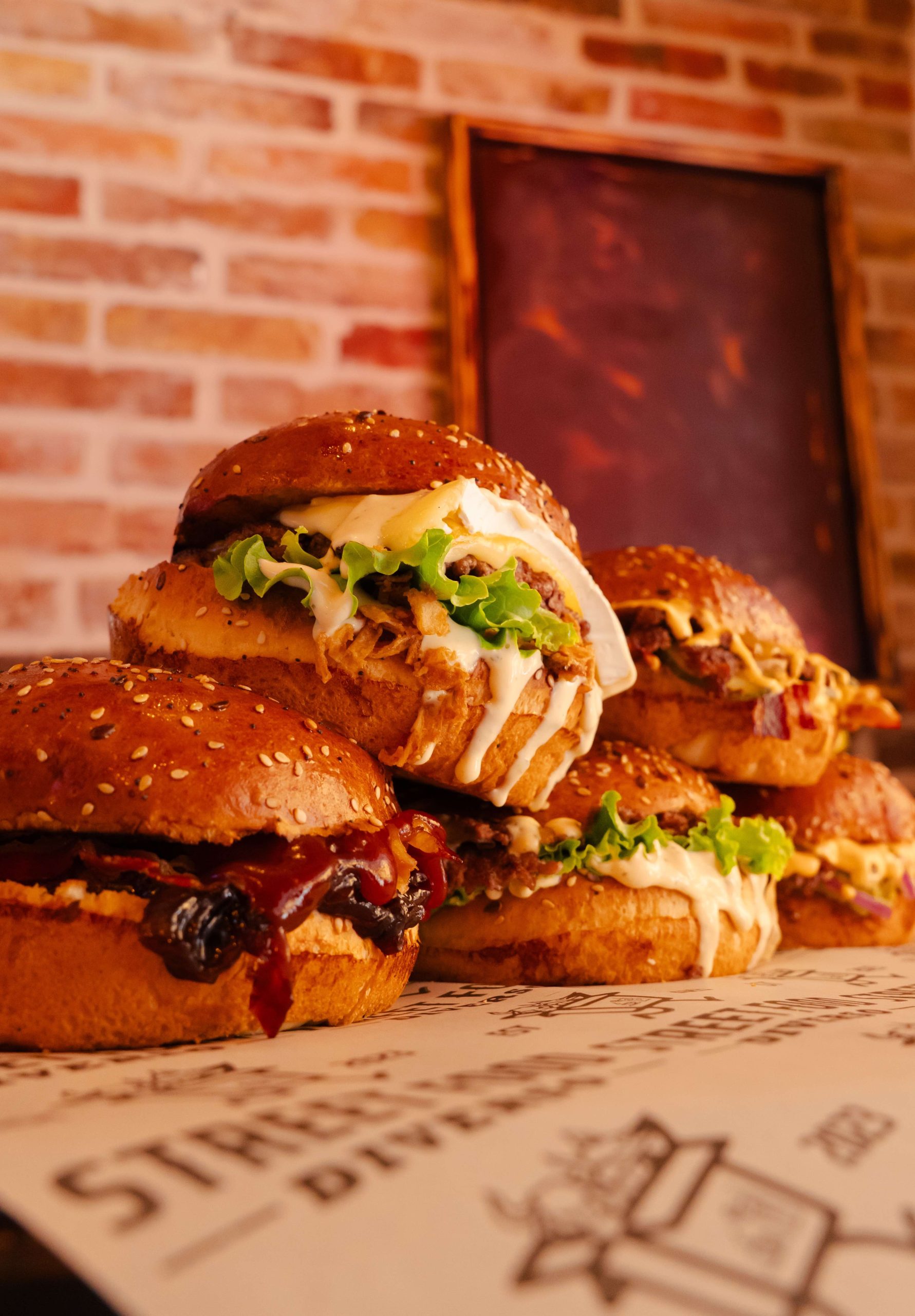 Burger Festival Zagreb, burger festival, Burger Festival 2025, Burger Festival Tuđmanac, street food Zagreb, najbolji burgeri Zagreb, burgeri Hrvatska, smash burger Zagreb, Mate Janković burger, Ivan Pažanin burger, Mason burger, Picnic Mingle & Fun burger, UFO Space Burgers, Bold burger, Diverso Dubrovnik burger, The Spot Šibenik burger, Grof Lovski burger, burger od divljači Zagreb, Jellyfish in Space burger, Noel Street Food burger, Chubby Chuk’s burger, Buns & Shake burger, Gdje je Jura slastice, Ginglebells kokteli, Centralni bar Zagreb, Staropramen festival, ZABA Mastercard popust, after work Zagreb, što raditi u Zagrebu rujan, najbolji događaji u Zagrebu, gastro događanja Zagreb, food festival Zagreb, street food festival, burger natjecanje Zagreb, top burgeri Zagreb, hrvatski burger festival, najbolji burger u regiji, europski burgeri, burger scena Hrvatska, burger scena Zagreb, festival hrane Zagreb, izlazak Zagreb rujan, gdje na burger u Zagrebu, najbolji kokteli Zagreb, najbolji street food Zagreb, burger s tartufima Zagreb, burger s divljači Zagreb, burger s cheddarom, burger s ajvarom, burger s dimljenim sirom, burger s pancetom, burger s umakom, burgeri s gljivama Zagreb, burger s pulled porkom, spicy burger Zagreb, BBQ burger Zagreb, burger i pivo Zagreb, burger i kokteli Zagreb, burger i vino Zagreb, najbolja hrana Zagreb, burger party Zagreb, burger i glazba Zagreb, koncerti Zagreb rujan, kino pod zvijezdama Zagreb, kviz Zagreb, radionice Zagreb, obiteljski izlazak Zagreb, gastro užitak Zagreb, najbolji događaj u Zagrebu rujan, burger trendovi, burger noviteti, gdje jesti burger Zagreb, burger za ekipu, burger za obitelj, burger za klince, burger za gurmane, burger za vegetarijance (ako ima), gastro scena Zagreb, foodie Zagreb, najbolji festivali u Zagrebu, najbolji festivali u Hrvatskoj, jesenski festivali Zagreb, jubilarni festival Zagreb, jubilarni Burger Festival, deset godina Burger Festivala, Burger Festival 10 godina, slasni burger Zagreb, top hrana Zagreb, najbolji street food događaji, regionalni food festival, najveći burger festival u regiji, gdje na festival hrane, besplatan ulaz Zagreb, najbolji chefovi Zagreb, najbolji chefovi Hrvatska, burger i prijatelji, burger i ekipa, burger izlazak, burger doživljaj, burger gastro iskustvo, burger inspiracija, najbolji burger okusi, burger avantura Zagreb