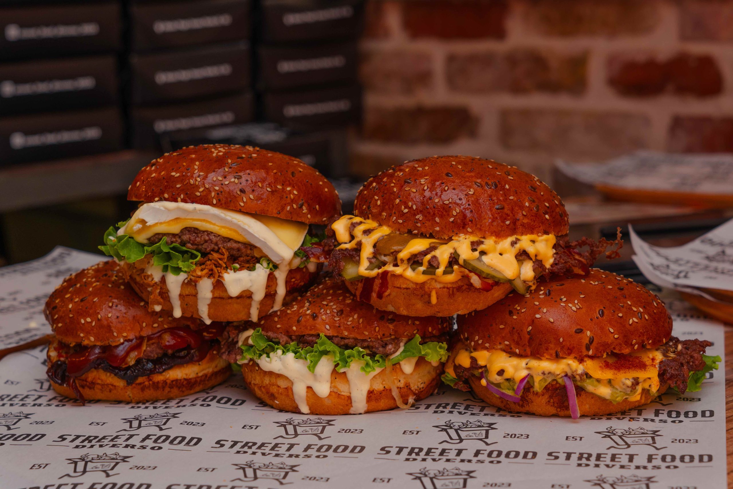 Burger Festival Zagreb, burger festival, Burger Festival 2025, Burger Festival Tuđmanac, street food Zagreb, najbolji burgeri Zagreb, burgeri Hrvatska, smash burger Zagreb, Mate Janković burger, Ivan Pažanin burger, Mason burger, Picnic Mingle & Fun burger, UFO Space Burgers, Bold burger, Diverso Dubrovnik burger, The Spot Šibenik burger, Grof Lovski burger, burger od divljači Zagreb, Jellyfish in Space burger, Noel Street Food burger, Chubby Chuk’s burger, Buns & Shake burger, Gdje je Jura slastice, Ginglebells kokteli, Centralni bar Zagreb, Staropramen festival, ZABA Mastercard popust, after work Zagreb, što raditi u Zagrebu rujan, najbolji događaji u Zagrebu, gastro događanja Zagreb, food festival Zagreb, street food festival, burger natjecanje Zagreb, top burgeri Zagreb, hrvatski burger festival, najbolji burger u regiji, europski burgeri, burger scena Hrvatska, burger scena Zagreb, festival hrane Zagreb, izlazak Zagreb rujan, gdje na burger u Zagrebu, najbolji kokteli Zagreb, najbolji street food Zagreb, burger s tartufima Zagreb, burger s divljači Zagreb, burger s cheddarom, burger s ajvarom, burger s dimljenim sirom, burger s pancetom, burger s umakom, burgeri s gljivama Zagreb, burger s pulled porkom, spicy burger Zagreb, BBQ burger Zagreb, burger i pivo Zagreb, burger i kokteli Zagreb, burger i vino Zagreb, najbolja hrana Zagreb, burger party Zagreb, burger i glazba Zagreb, koncerti Zagreb rujan, kino pod zvijezdama Zagreb, kviz Zagreb, radionice Zagreb, obiteljski izlazak Zagreb, gastro užitak Zagreb, najbolji događaj u Zagrebu rujan, burger trendovi, burger noviteti, gdje jesti burger Zagreb, burger za ekipu, burger za obitelj, burger za klince, burger za gurmane, burger za vegetarijance (ako ima), gastro scena Zagreb, foodie Zagreb, najbolji festivali u Zagrebu, najbolji festivali u Hrvatskoj, jesenski festivali Zagreb, jubilarni festival Zagreb, jubilarni Burger Festival, deset godina Burger Festivala, Burger Festival 10 godina, slasni burger Zagreb, top hrana Zagreb, najbolji street food događaji, regionalni food festival, najveći burger festival u regiji, gdje na festival hrane, besplatan ulaz Zagreb, najbolji chefovi Zagreb, najbolji chefovi Hrvatska, burger i prijatelji, burger i ekipa, burger izlazak, burger doživljaj, burger gastro iskustvo, burger inspiracija, najbolji burger okusi, burger avantura Zagreb