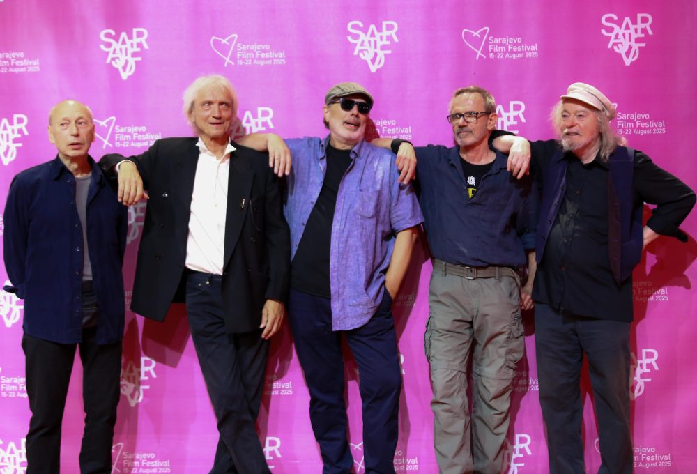 Haustor, Haustor dokumentarac, Haustor Treći svijet, Treći svijet dokumentarac, Treći svijet Arsen Oremović, Arsen Oremović film, Sarajevo Film Festival Haustor, Sarajevo Film Festival dokumentarci, Srce Sarajeva dokumentarac, Darko Rundek, Srđan Sacher, Haustor povratak, Haustor novi film, Haustor Treći svijet remake, kultni bendovi ex-Yu, novi val Hrvatska, zagrebačka glazbena scena 80-ih, ex-Yu rock scene, Moja prva ljubav Haustor, Ena Haustor, Haustor reggae ska, Haustor Rundek Sacher, dokumentarci o glazbi, hrvatski dokumentarci 2025, Vukovar Film Festival 2025, Liburnia Film Festival 2025, Restart Label filmovi, ex-Yu pop rock, jugoslavenski novi val, najbolji hrvatski bendovi, kultni zagrebački bendovi