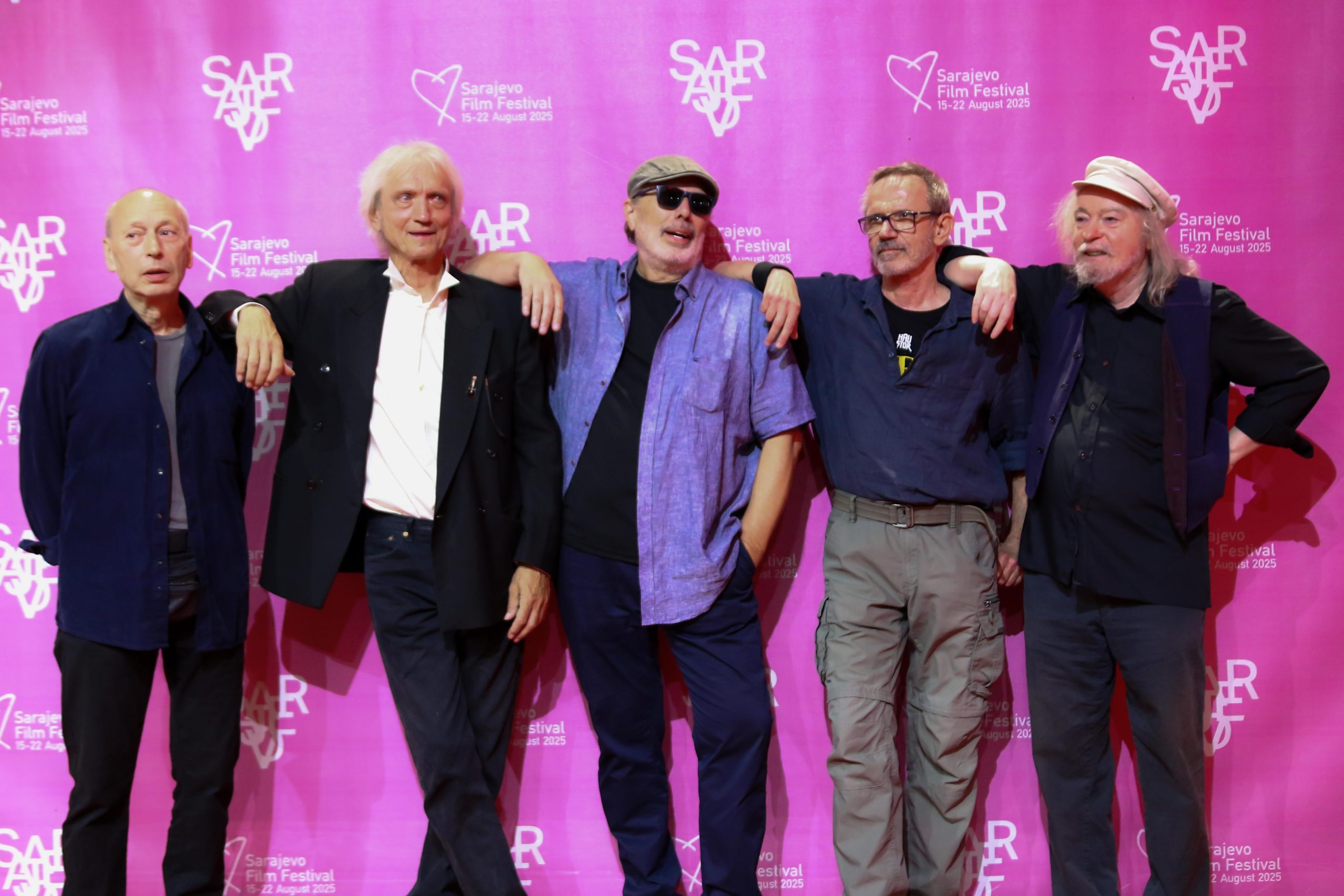 Haustor, Haustor dokumentarac, Haustor Treći svijet, Treći svijet dokumentarac, Treći svijet Arsen Oremović, Arsen Oremović film, Sarajevo Film Festival Haustor, Sarajevo Film Festival dokumentarci, Srce Sarajeva dokumentarac, Darko Rundek, Srđan Sacher, Haustor povratak, Haustor novi film, Haustor Treći svijet remake, kultni bendovi ex-Yu, novi val Hrvatska, zagrebačka glazbena scena 80-ih, ex-Yu rock scene, Moja prva ljubav Haustor, Ena Haustor, Haustor reggae ska, Haustor Rundek Sacher, dokumentarci o glazbi, hrvatski dokumentarci 2025, Vukovar Film Festival 2025, Liburnia Film Festival 2025, Restart Label filmovi, ex-Yu pop rock, jugoslavenski novi val, najbolji hrvatski bendovi, kultni zagrebački bendovi