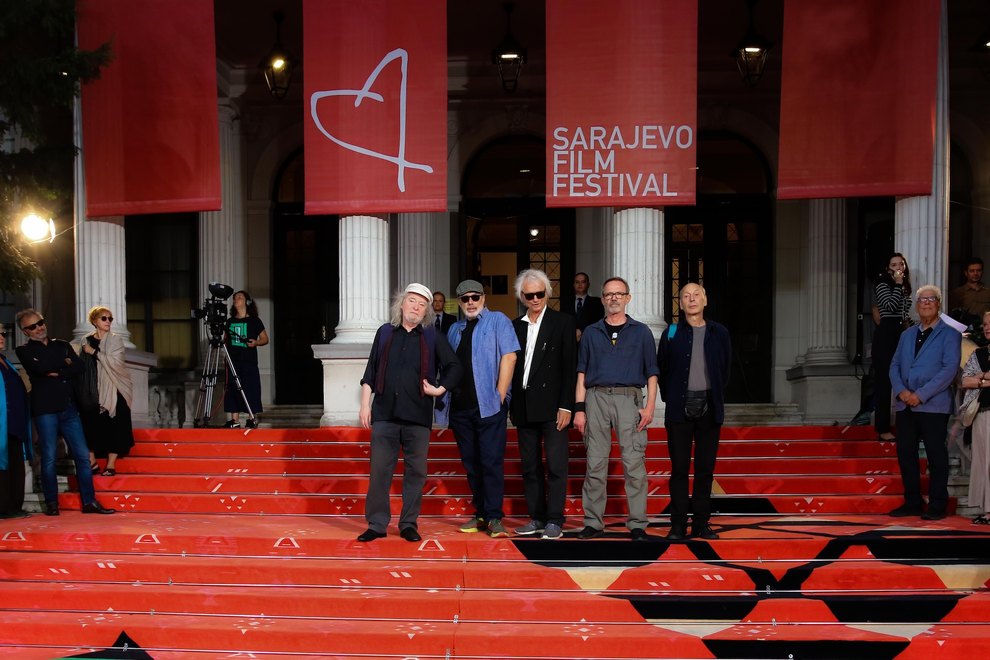 Haustor, Haustor dokumentarac, Haustor Treći svijet, Treći svijet dokumentarac, Treći svijet Arsen Oremović, Arsen Oremović film, Sarajevo Film Festival Haustor, Sarajevo Film Festival dokumentarci, Srce Sarajeva dokumentarac, Darko Rundek, Srđan Sacher, Haustor povratak, Haustor novi film, Haustor Treći svijet remake, kultni bendovi ex-Yu, novi val Hrvatska, zagrebačka glazbena scena 80-ih, ex-Yu rock scene, Moja prva ljubav Haustor, Ena Haustor, Haustor reggae ska, Haustor Rundek Sacher, dokumentarci o glazbi, hrvatski dokumentarci 2025, Vukovar Film Festival 2025, Liburnia Film Festival 2025, Restart Label filmovi, ex-Yu pop rock, jugoslavenski novi val, najbolji hrvatski bendovi, kultni zagrebački bendovi