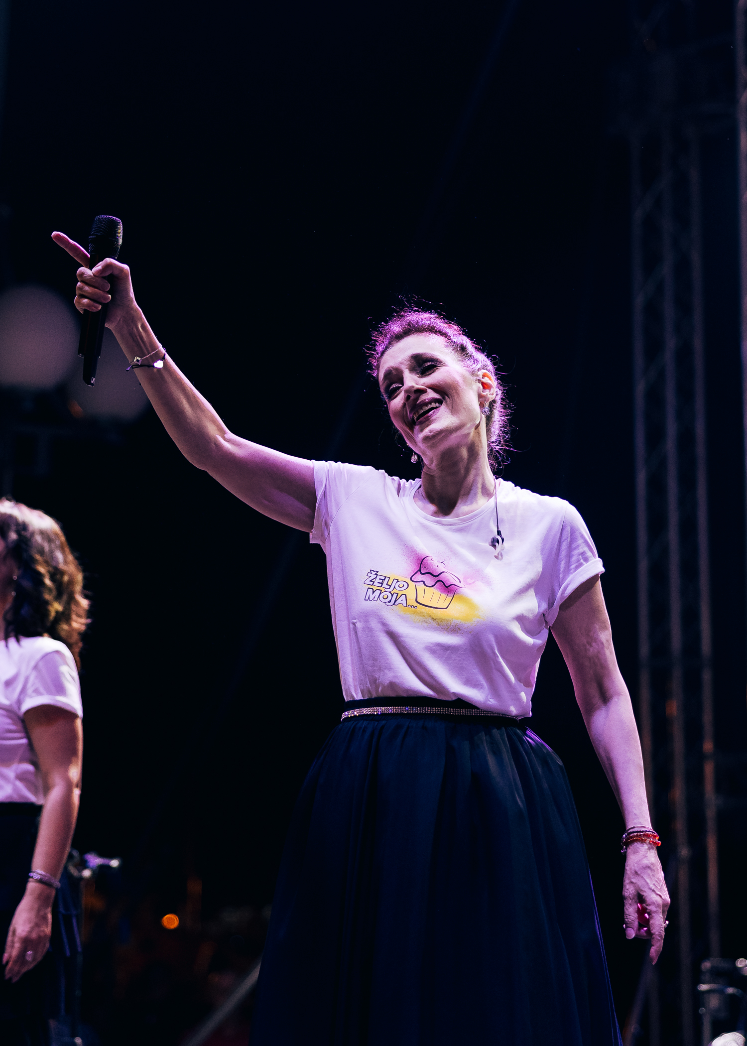 Doris Dragović izazvala euforiju: U hit merchu zapjevala pred tisućama fanova pa rasprodala cijelu kolekciju