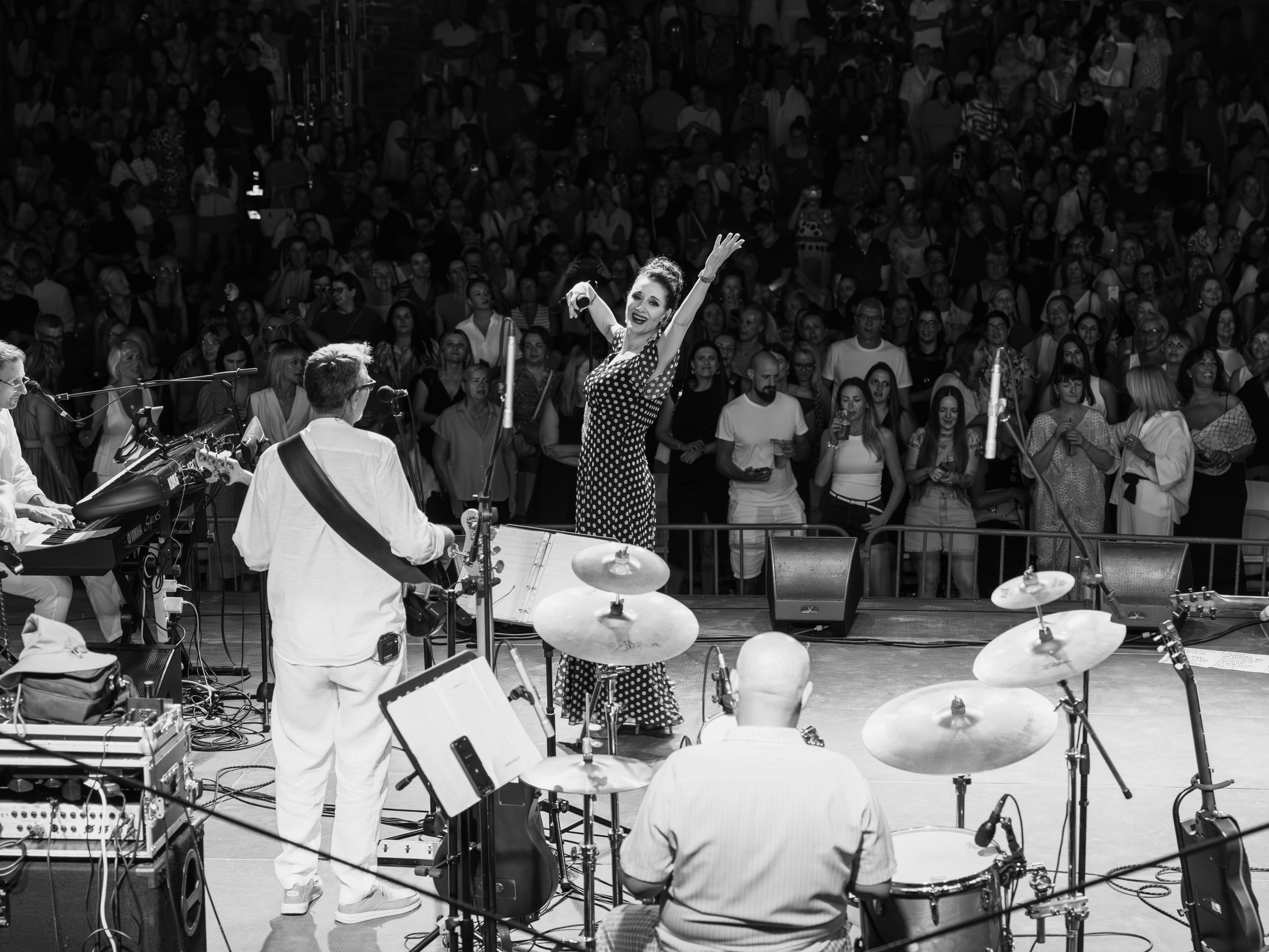 Doris Dragović izazvala euforiju: U hit merchu zapjevala pred tisućama fanova pa rasprodala cijelu kolekciju