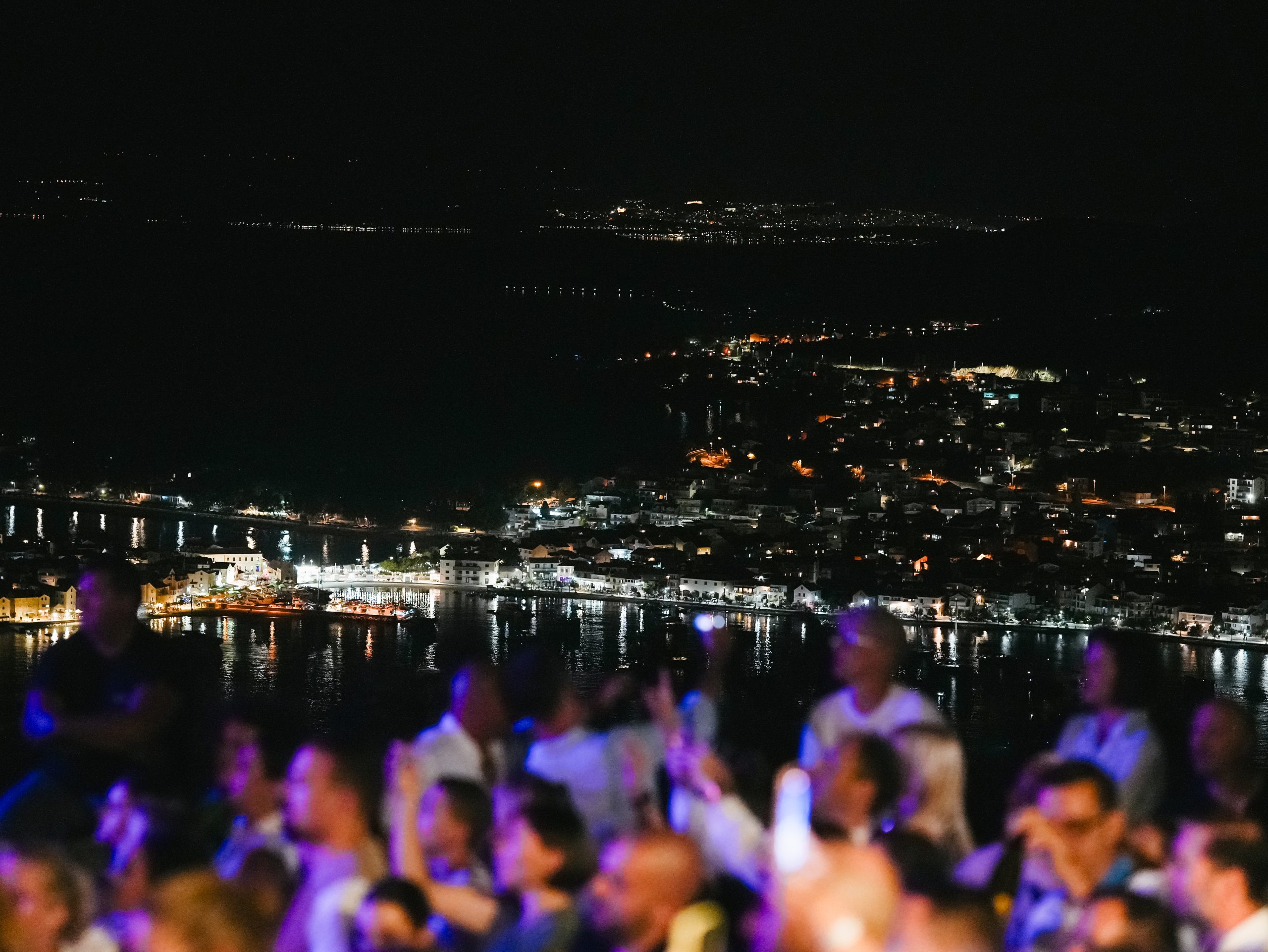 Doris Dragović izazvala euforiju: U hit merchu zapjevala pred tisućama fanova pa rasprodala cijelu kolekciju