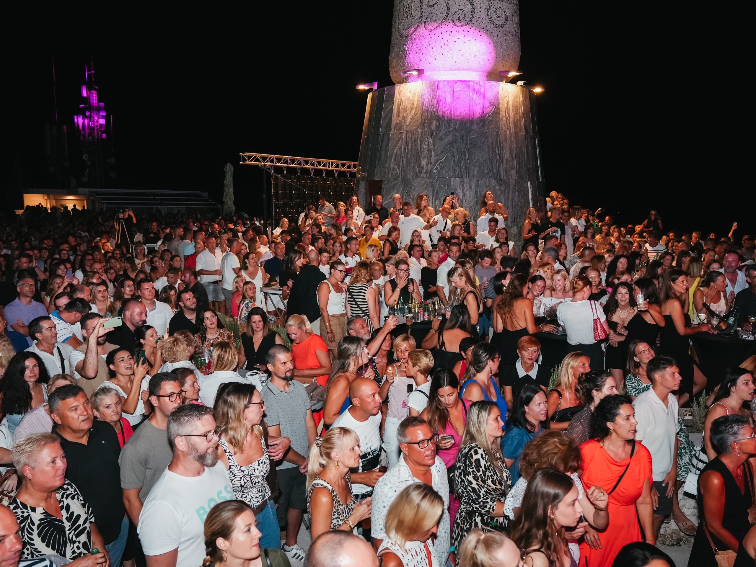 Doris Dragović izazvala euforiju: U hit merchu zapjevala pred tisućama fanova pa rasprodala cijelu kolekciju
