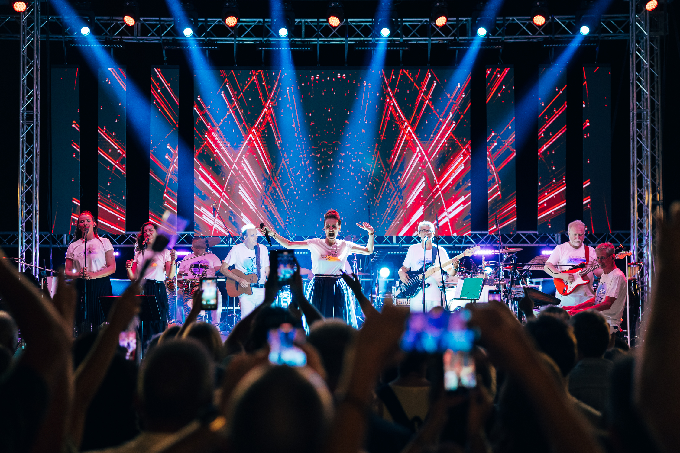 Doris Dragović izazvala euforiju: U hit merchu zapjevala pred tisućama fanova pa rasprodala cijelu kolekciju