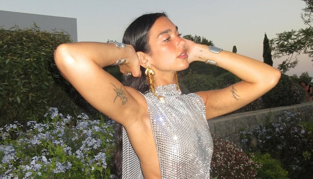 Dua Lipa zablistala u haljini s kristalima na Ibizi Hello Magazin Croatia