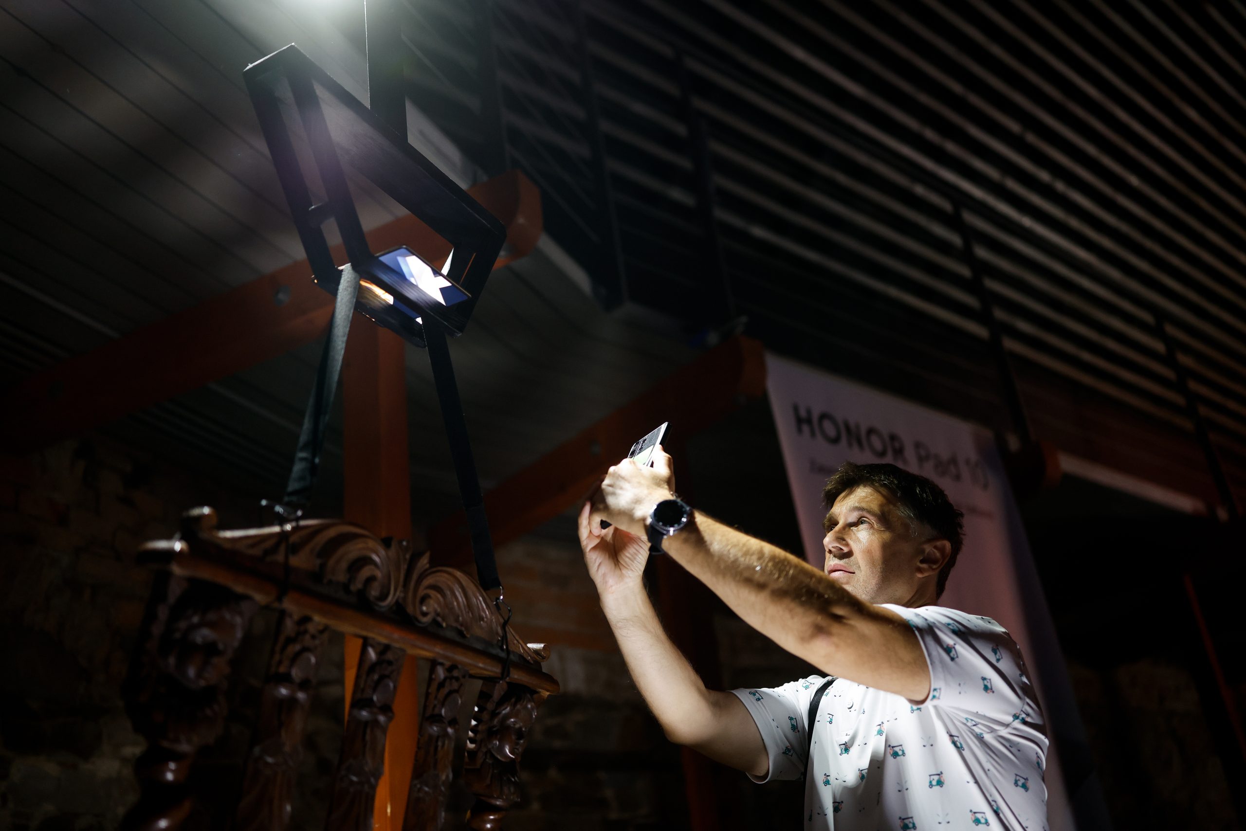 HONOR, HONOR Magic V5, HONOR Pad 10, najtanji mobitel, preklopni telefon, sklopivi mobitel, Ljubljana, Ljubljanski dvorac, premijera, tehnološki event, tech lifestyle, mobitel budućnosti, smartphone inovacije, AI tehnologija, umjetna inteligencija, Snapdragon 8, Falcon kamera, HONOR kamera, AI kamera, ultra tanak dizajn, minimalizam, luksuzna tehnologija, pametni telefon, mobilna budućnost, AI alati, Google Gemini, Gemini Live, AI prijevod, AI komunikacija, HONOR Hrvatska, HONOR Slovenija, lifestyle tehnologija, premium dizajn, mobilne inovacije, ultra lagan mobitel, najbolji mobitel 2025, novi HONOR, HONOR flagship, HONOR novitet, AI kreativnost, mobilna produktivnost, preklopni zaslon, unutarnji sklopivi ekran, AI portret, AI zoom, AI prepoznavanje pokreta, mobilna fotografija, vrhunske kamere, HONOR Magic serija, HONOR novosti, HONOR događaj, HONOR ekskluziva, HONOR show, Flora Ema Lotrič, Čupakabra, svjetlosni show, tehnološki spektakl, povijest i tehnologija, smartphone lansiranje, mobilni trendovi, gadgeti, pametna tehnologija, AI video, AI obrada fotografija, AI Eraser, AI Cutout, AI Outpainting, AI Upscale, HONOR Share, multi-device iskustvo, Windows kompatibilnost, iOS kompatibilnost, macOS kompatibilnost, Android kompatibilnost, poslovna produktivnost, rad na daljinu, digitalni nomadi, mobilni ured, moderna tehnologija, luksuzni gadget, premium smartphone, HONOR akcija, HONOR poklon, tablet HONOR Pad 10, Eye Comfort zaslon, Snapdragon 7 Gen 3, tehnološke inovacije, lifestyle gadget, novi mobitel 2025, HONOR boje, Ivory White, Dawn Gold, Black HONOR, ekskluzivna pogodnost, HONOR popust, HONOR cijena, HONOR dostupnost, tech vijesti, Journal.hr lifestyle, smart tehnologija, budućnost mobitela