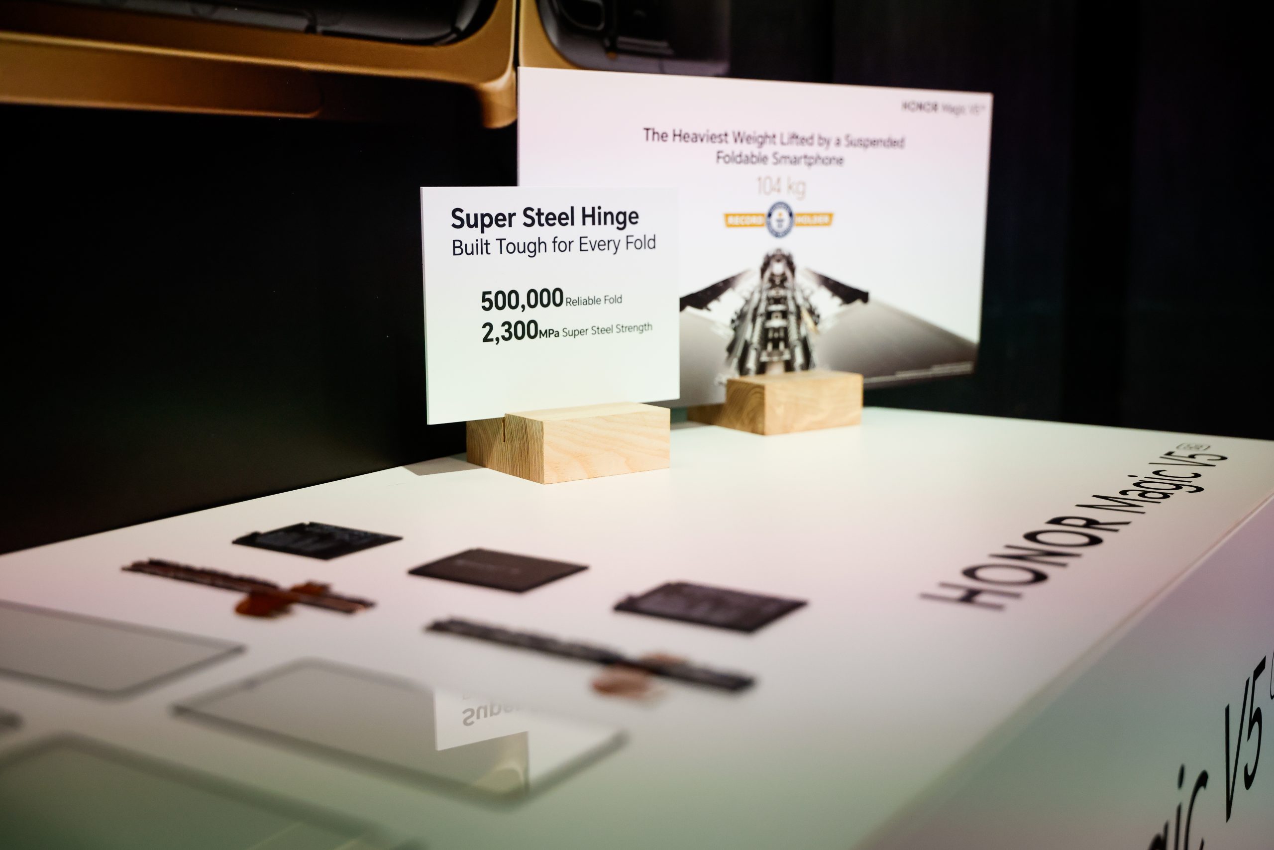 HONOR, HONOR Magic V5, HONOR Pad 10, najtanji mobitel, preklopni telefon, sklopivi mobitel, Ljubljana, Ljubljanski dvorac, premijera, tehnološki event, tech lifestyle, mobitel budućnosti, smartphone inovacije, AI tehnologija, umjetna inteligencija, Snapdragon 8, Falcon kamera, HONOR kamera, AI kamera, ultra tanak dizajn, minimalizam, luksuzna tehnologija, pametni telefon, mobilna budućnost, AI alati, Google Gemini, Gemini Live, AI prijevod, AI komunikacija, HONOR Hrvatska, HONOR Slovenija, lifestyle tehnologija, premium dizajn, mobilne inovacije, ultra lagan mobitel, najbolji mobitel 2025, novi HONOR, HONOR flagship, HONOR novitet, AI kreativnost, mobilna produktivnost, preklopni zaslon, unutarnji sklopivi ekran, AI portret, AI zoom, AI prepoznavanje pokreta, mobilna fotografija, vrhunske kamere, HONOR Magic serija, HONOR novosti, HONOR događaj, HONOR ekskluziva, HONOR show, Flora Ema Lotrič, Čupakabra, svjetlosni show, tehnološki spektakl, povijest i tehnologija, smartphone lansiranje, mobilni trendovi, gadgeti, pametna tehnologija, AI video, AI obrada fotografija, AI Eraser, AI Cutout, AI Outpainting, AI Upscale, HONOR Share, multi-device iskustvo, Windows kompatibilnost, iOS kompatibilnost, macOS kompatibilnost, Android kompatibilnost, poslovna produktivnost, rad na daljinu, digitalni nomadi, mobilni ured, moderna tehnologija, luksuzni gadget, premium smartphone, HONOR akcija, HONOR poklon, tablet HONOR Pad 10, Eye Comfort zaslon, Snapdragon 7 Gen 3, tehnološke inovacije, lifestyle gadget, novi mobitel 2025, HONOR boje, Ivory White, Dawn Gold, Black HONOR, ekskluzivna pogodnost, HONOR popust, HONOR cijena, HONOR dostupnost, tech vijesti, Journal.hr lifestyle, smart tehnologija, budućnost mobitela