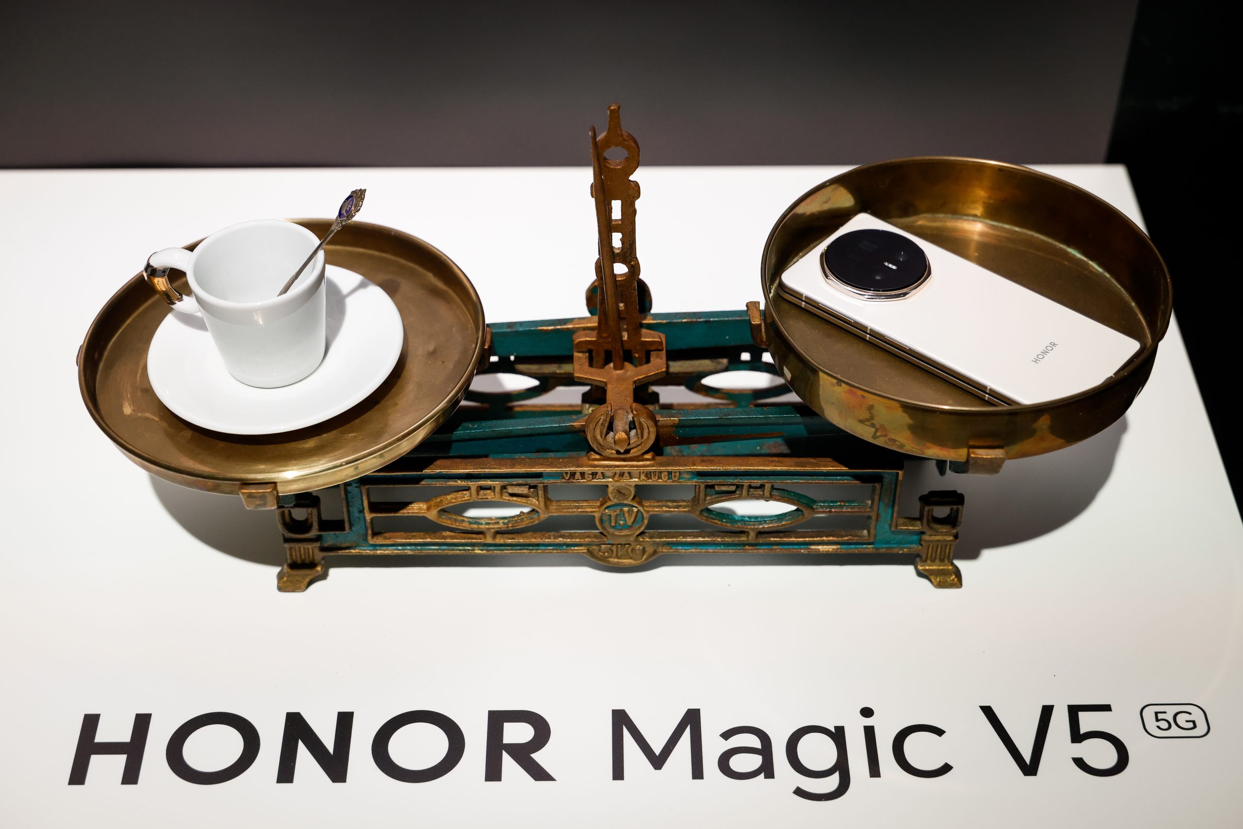 HONOR, HONOR Magic V5, HONOR Pad 10, najtanji mobitel, preklopni telefon, sklopivi mobitel, Ljubljana, Ljubljanski dvorac, premijera, tehnološki event, tech lifestyle, mobitel budućnosti, smartphone inovacije, AI tehnologija, umjetna inteligencija, Snapdragon 8, Falcon kamera, HONOR kamera, AI kamera, ultra tanak dizajn, minimalizam, luksuzna tehnologija, pametni telefon, mobilna budućnost, AI alati, Google Gemini, Gemini Live, AI prijevod, AI komunikacija, HONOR Hrvatska, HONOR Slovenija, lifestyle tehnologija, premium dizajn, mobilne inovacije, ultra lagan mobitel, najbolji mobitel 2025, novi HONOR, HONOR flagship, HONOR novitet, AI kreativnost, mobilna produktivnost, preklopni zaslon, unutarnji sklopivi ekran, AI portret, AI zoom, AI prepoznavanje pokreta, mobilna fotografija, vrhunske kamere, HONOR Magic serija, HONOR novosti, HONOR događaj, HONOR ekskluziva, HONOR show, Flora Ema Lotrič, Čupakabra, svjetlosni show, tehnološki spektakl, povijest i tehnologija, smartphone lansiranje, mobilni trendovi, gadgeti, pametna tehnologija, AI video, AI obrada fotografija, AI Eraser, AI Cutout, AI Outpainting, AI Upscale, HONOR Share, multi-device iskustvo, Windows kompatibilnost, iOS kompatibilnost, macOS kompatibilnost, Android kompatibilnost, poslovna produktivnost, rad na daljinu, digitalni nomadi, mobilni ured, moderna tehnologija, luksuzni gadget, premium smartphone, HONOR akcija, HONOR poklon, tablet HONOR Pad 10, Eye Comfort zaslon, Snapdragon 7 Gen 3, tehnološke inovacije, lifestyle gadget, novi mobitel 2025, HONOR boje, Ivory White, Dawn Gold, Black HONOR, ekskluzivna pogodnost, HONOR popust, HONOR cijena, HONOR dostupnost, tech vijesti, Journal.hr lifestyle, smart tehnologija, budućnost mobitela