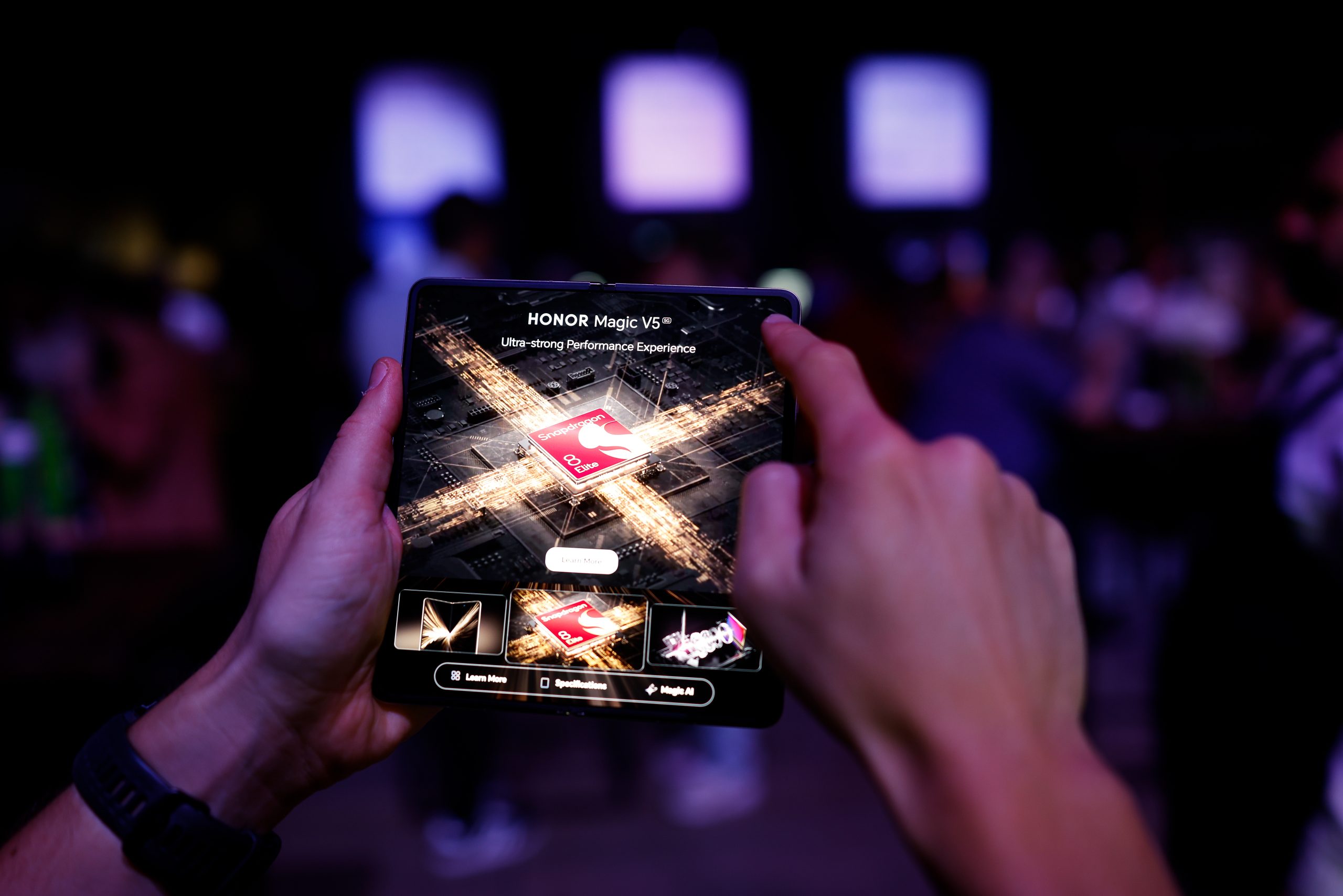 HONOR, HONOR Magic V5, HONOR Pad 10, najtanji mobitel, preklopni telefon, sklopivi mobitel, Ljubljana, Ljubljanski dvorac, premijera, tehnološki event, tech lifestyle, mobitel budućnosti, smartphone inovacije, AI tehnologija, umjetna inteligencija, Snapdragon 8, Falcon kamera, HONOR kamera, AI kamera, ultra tanak dizajn, minimalizam, luksuzna tehnologija, pametni telefon, mobilna budućnost, AI alati, Google Gemini, Gemini Live, AI prijevod, AI komunikacija, HONOR Hrvatska, HONOR Slovenija, lifestyle tehnologija, premium dizajn, mobilne inovacije, ultra lagan mobitel, najbolji mobitel 2025, novi HONOR, HONOR flagship, HONOR novitet, AI kreativnost, mobilna produktivnost, preklopni zaslon, unutarnji sklopivi ekran, AI portret, AI zoom, AI prepoznavanje pokreta, mobilna fotografija, vrhunske kamere, HONOR Magic serija, HONOR novosti, HONOR događaj, HONOR ekskluziva, HONOR show, Flora Ema Lotrič, Čupakabra, svjetlosni show, tehnološki spektakl, povijest i tehnologija, smartphone lansiranje, mobilni trendovi, gadgeti, pametna tehnologija, AI video, AI obrada fotografija, AI Eraser, AI Cutout, AI Outpainting, AI Upscale, HONOR Share, multi-device iskustvo, Windows kompatibilnost, iOS kompatibilnost, macOS kompatibilnost, Android kompatibilnost, poslovna produktivnost, rad na daljinu, digitalni nomadi, mobilni ured, moderna tehnologija, luksuzni gadget, premium smartphone, HONOR akcija, HONOR poklon, tablet HONOR Pad 10, Eye Comfort zaslon, Snapdragon 7 Gen 3, tehnološke inovacije, lifestyle gadget, novi mobitel 2025, HONOR boje, Ivory White, Dawn Gold, Black HONOR, ekskluzivna pogodnost, HONOR popust, HONOR cijena, HONOR dostupnost, tech vijesti, Journal.hr lifestyle, smart tehnologija, budućnost mobitela