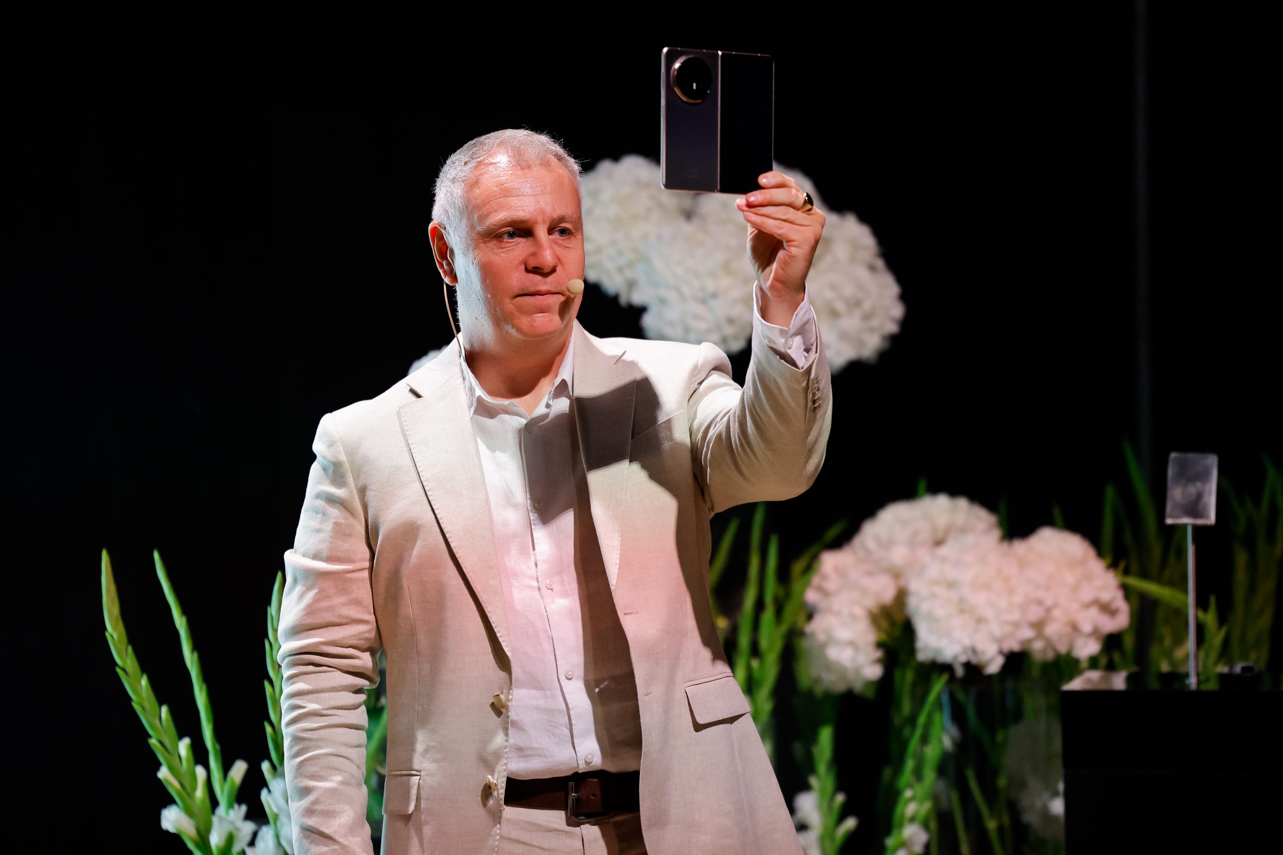 HONOR, HONOR Magic V5, HONOR Pad 10, najtanji mobitel, preklopni telefon, sklopivi mobitel, Ljubljana, Ljubljanski dvorac, premijera, tehnološki event, tech lifestyle, mobitel budućnosti, smartphone inovacije, AI tehnologija, umjetna inteligencija, Snapdragon 8, Falcon kamera, HONOR kamera, AI kamera, ultra tanak dizajn, minimalizam, luksuzna tehnologija, pametni telefon, mobilna budućnost, AI alati, Google Gemini, Gemini Live, AI prijevod, AI komunikacija, HONOR Hrvatska, HONOR Slovenija, lifestyle tehnologija, premium dizajn, mobilne inovacije, ultra lagan mobitel, najbolji mobitel 2025, novi HONOR, HONOR flagship, HONOR novitet, AI kreativnost, mobilna produktivnost, preklopni zaslon, unutarnji sklopivi ekran, AI portret, AI zoom, AI prepoznavanje pokreta, mobilna fotografija, vrhunske kamere, HONOR Magic serija, HONOR novosti, HONOR događaj, HONOR ekskluziva, HONOR show, Flora Ema Lotrič, Čupakabra, svjetlosni show, tehnološki spektakl, povijest i tehnologija, smartphone lansiranje, mobilni trendovi, gadgeti, pametna tehnologija, AI video, AI obrada fotografija, AI Eraser, AI Cutout, AI Outpainting, AI Upscale, HONOR Share, multi-device iskustvo, Windows kompatibilnost, iOS kompatibilnost, macOS kompatibilnost, Android kompatibilnost, poslovna produktivnost, rad na daljinu, digitalni nomadi, mobilni ured, moderna tehnologija, luksuzni gadget, premium smartphone, HONOR akcija, HONOR poklon, tablet HONOR Pad 10, Eye Comfort zaslon, Snapdragon 7 Gen 3, tehnološke inovacije, lifestyle gadget, novi mobitel 2025, HONOR boje, Ivory White, Dawn Gold, Black HONOR, ekskluzivna pogodnost, HONOR popust, HONOR cijena, HONOR dostupnost, tech vijesti, Journal.hr lifestyle, smart tehnologija, budućnost mobitela