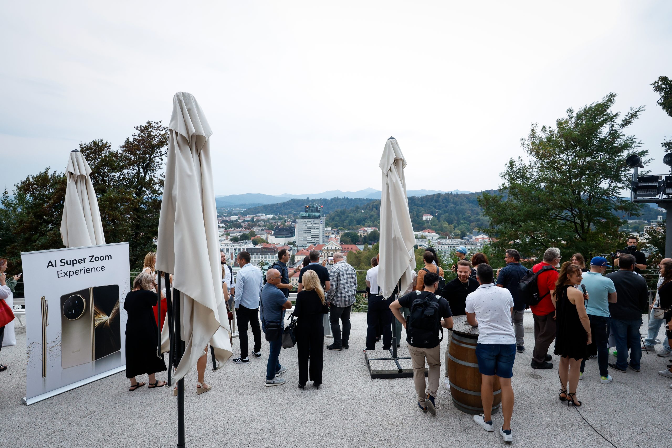 HONOR, HONOR Magic V5, HONOR Pad 10, najtanji mobitel, preklopni telefon, sklopivi mobitel, Ljubljana, Ljubljanski dvorac, premijera, tehnološki event, tech lifestyle, mobitel budućnosti, smartphone inovacije, AI tehnologija, umjetna inteligencija, Snapdragon 8, Falcon kamera, HONOR kamera, AI kamera, ultra tanak dizajn, minimalizam, luksuzna tehnologija, pametni telefon, mobilna budućnost, AI alati, Google Gemini, Gemini Live, AI prijevod, AI komunikacija, HONOR Hrvatska, HONOR Slovenija, lifestyle tehnologija, premium dizajn, mobilne inovacije, ultra lagan mobitel, najbolji mobitel 2025, novi HONOR, HONOR flagship, HONOR novitet, AI kreativnost, mobilna produktivnost, preklopni zaslon, unutarnji sklopivi ekran, AI portret, AI zoom, AI prepoznavanje pokreta, mobilna fotografija, vrhunske kamere, HONOR Magic serija, HONOR novosti, HONOR događaj, HONOR ekskluziva, HONOR show, Flora Ema Lotrič, Čupakabra, svjetlosni show, tehnološki spektakl, povijest i tehnologija, smartphone lansiranje, mobilni trendovi, gadgeti, pametna tehnologija, AI video, AI obrada fotografija, AI Eraser, AI Cutout, AI Outpainting, AI Upscale, HONOR Share, multi-device iskustvo, Windows kompatibilnost, iOS kompatibilnost, macOS kompatibilnost, Android kompatibilnost, poslovna produktivnost, rad na daljinu, digitalni nomadi, mobilni ured, moderna tehnologija, luksuzni gadget, premium smartphone, HONOR akcija, HONOR poklon, tablet HONOR Pad 10, Eye Comfort zaslon, Snapdragon 7 Gen 3, tehnološke inovacije, lifestyle gadget, novi mobitel 2025, HONOR boje, Ivory White, Dawn Gold, Black HONOR, ekskluzivna pogodnost, HONOR popust, HONOR cijena, HONOR dostupnost, tech vijesti, Journal.hr lifestyle, smart tehnologija, budućnost mobitela