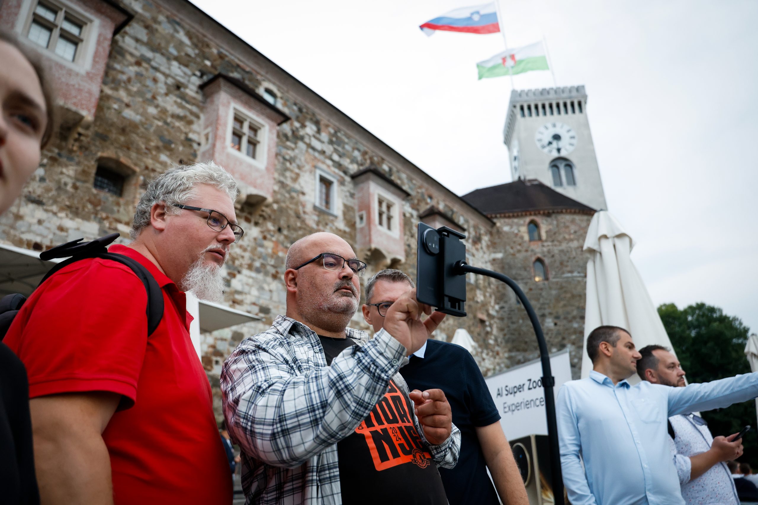 HONOR, HONOR Magic V5, HONOR Pad 10, najtanji mobitel, preklopni telefon, sklopivi mobitel, Ljubljana, Ljubljanski dvorac, premijera, tehnološki event, tech lifestyle, mobitel budućnosti, smartphone inovacije, AI tehnologija, umjetna inteligencija, Snapdragon 8, Falcon kamera, HONOR kamera, AI kamera, ultra tanak dizajn, minimalizam, luksuzna tehnologija, pametni telefon, mobilna budućnost, AI alati, Google Gemini, Gemini Live, AI prijevod, AI komunikacija, HONOR Hrvatska, HONOR Slovenija, lifestyle tehnologija, premium dizajn, mobilne inovacije, ultra lagan mobitel, najbolji mobitel 2025, novi HONOR, HONOR flagship, HONOR novitet, AI kreativnost, mobilna produktivnost, preklopni zaslon, unutarnji sklopivi ekran, AI portret, AI zoom, AI prepoznavanje pokreta, mobilna fotografija, vrhunske kamere, HONOR Magic serija, HONOR novosti, HONOR događaj, HONOR ekskluziva, HONOR show, Flora Ema Lotrič, Čupakabra, svjetlosni show, tehnološki spektakl, povijest i tehnologija, smartphone lansiranje, mobilni trendovi, gadgeti, pametna tehnologija, AI video, AI obrada fotografija, AI Eraser, AI Cutout, AI Outpainting, AI Upscale, HONOR Share, multi-device iskustvo, Windows kompatibilnost, iOS kompatibilnost, macOS kompatibilnost, Android kompatibilnost, poslovna produktivnost, rad na daljinu, digitalni nomadi, mobilni ured, moderna tehnologija, luksuzni gadget, premium smartphone, HONOR akcija, HONOR poklon, tablet HONOR Pad 10, Eye Comfort zaslon, Snapdragon 7 Gen 3, tehnološke inovacije, lifestyle gadget, novi mobitel 2025, HONOR boje, Ivory White, Dawn Gold, Black HONOR, ekskluzivna pogodnost, HONOR popust, HONOR cijena, HONOR dostupnost, tech vijesti, Journal.hr lifestyle, smart tehnologija, budućnost mobitela