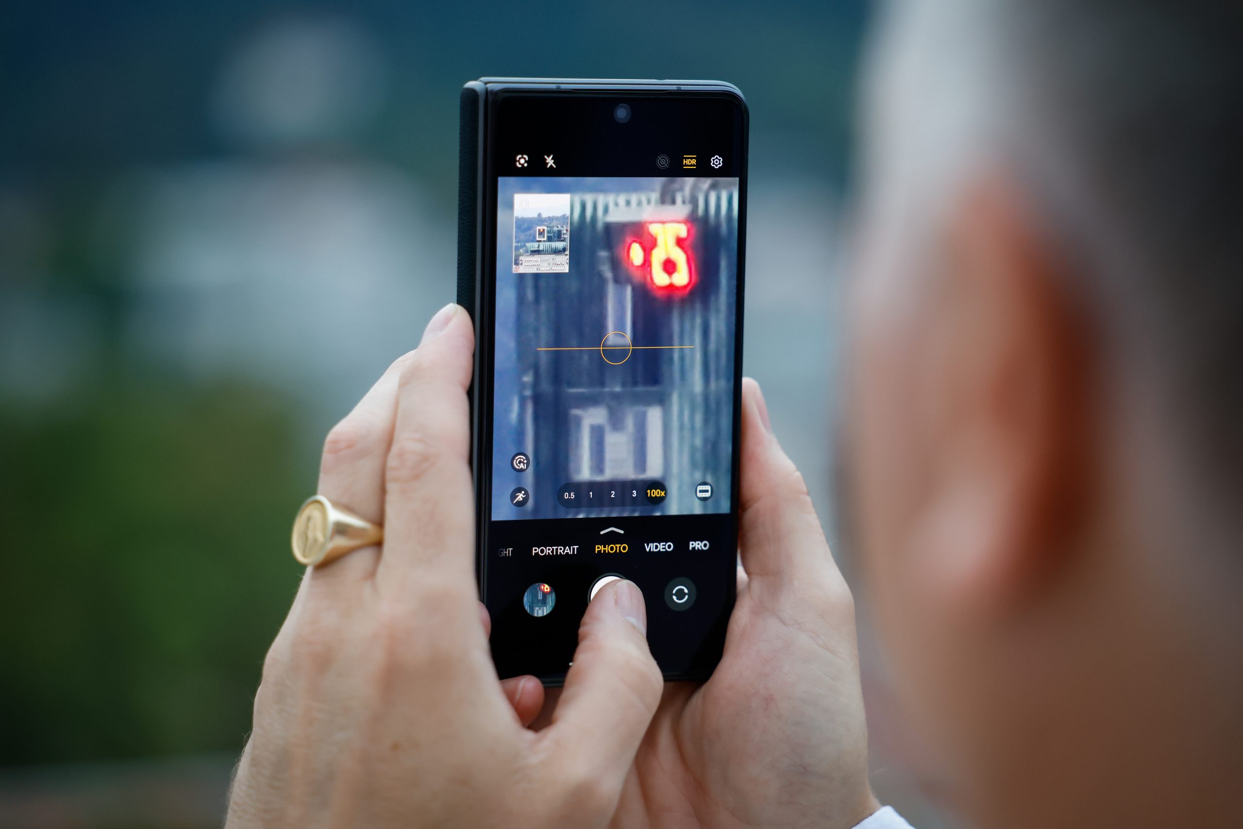 HONOR, HONOR Magic V5, HONOR Pad 10, najtanji mobitel, preklopni telefon, sklopivi mobitel, Ljubljana, Ljubljanski dvorac, premijera, tehnološki event, tech lifestyle, mobitel budućnosti, smartphone inovacije, AI tehnologija, umjetna inteligencija, Snapdragon 8, Falcon kamera, HONOR kamera, AI kamera, ultra tanak dizajn, minimalizam, luksuzna tehnologija, pametni telefon, mobilna budućnost, AI alati, Google Gemini, Gemini Live, AI prijevod, AI komunikacija, HONOR Hrvatska, HONOR Slovenija, lifestyle tehnologija, premium dizajn, mobilne inovacije, ultra lagan mobitel, najbolji mobitel 2025, novi HONOR, HONOR flagship, HONOR novitet, AI kreativnost, mobilna produktivnost, preklopni zaslon, unutarnji sklopivi ekran, AI portret, AI zoom, AI prepoznavanje pokreta, mobilna fotografija, vrhunske kamere, HONOR Magic serija, HONOR novosti, HONOR događaj, HONOR ekskluziva, HONOR show, Flora Ema Lotrič, Čupakabra, svjetlosni show, tehnološki spektakl, povijest i tehnologija, smartphone lansiranje, mobilni trendovi, gadgeti, pametna tehnologija, AI video, AI obrada fotografija, AI Eraser, AI Cutout, AI Outpainting, AI Upscale, HONOR Share, multi-device iskustvo, Windows kompatibilnost, iOS kompatibilnost, macOS kompatibilnost, Android kompatibilnost, poslovna produktivnost, rad na daljinu, digitalni nomadi, mobilni ured, moderna tehnologija, luksuzni gadget, premium smartphone, HONOR akcija, HONOR poklon, tablet HONOR Pad 10, Eye Comfort zaslon, Snapdragon 7 Gen 3, tehnološke inovacije, lifestyle gadget, novi mobitel 2025, HONOR boje, Ivory White, Dawn Gold, Black HONOR, ekskluzivna pogodnost, HONOR popust, HONOR cijena, HONOR dostupnost, tech vijesti, Journal.hr lifestyle, smart tehnologija, budućnost mobitela