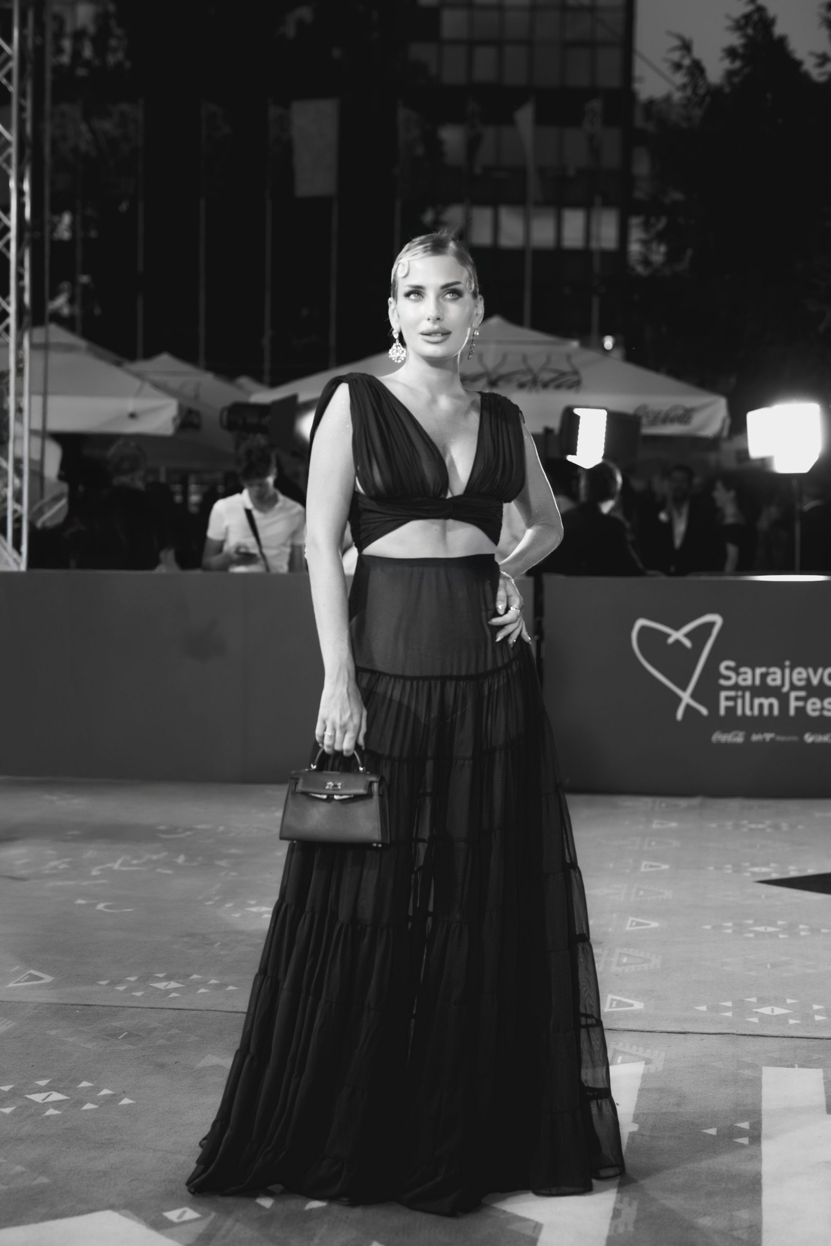 isabella rakonić u sarajevu: influencerica koja osvaja humorom i stilom zablistala u elysian haljini na crvenom tepihu