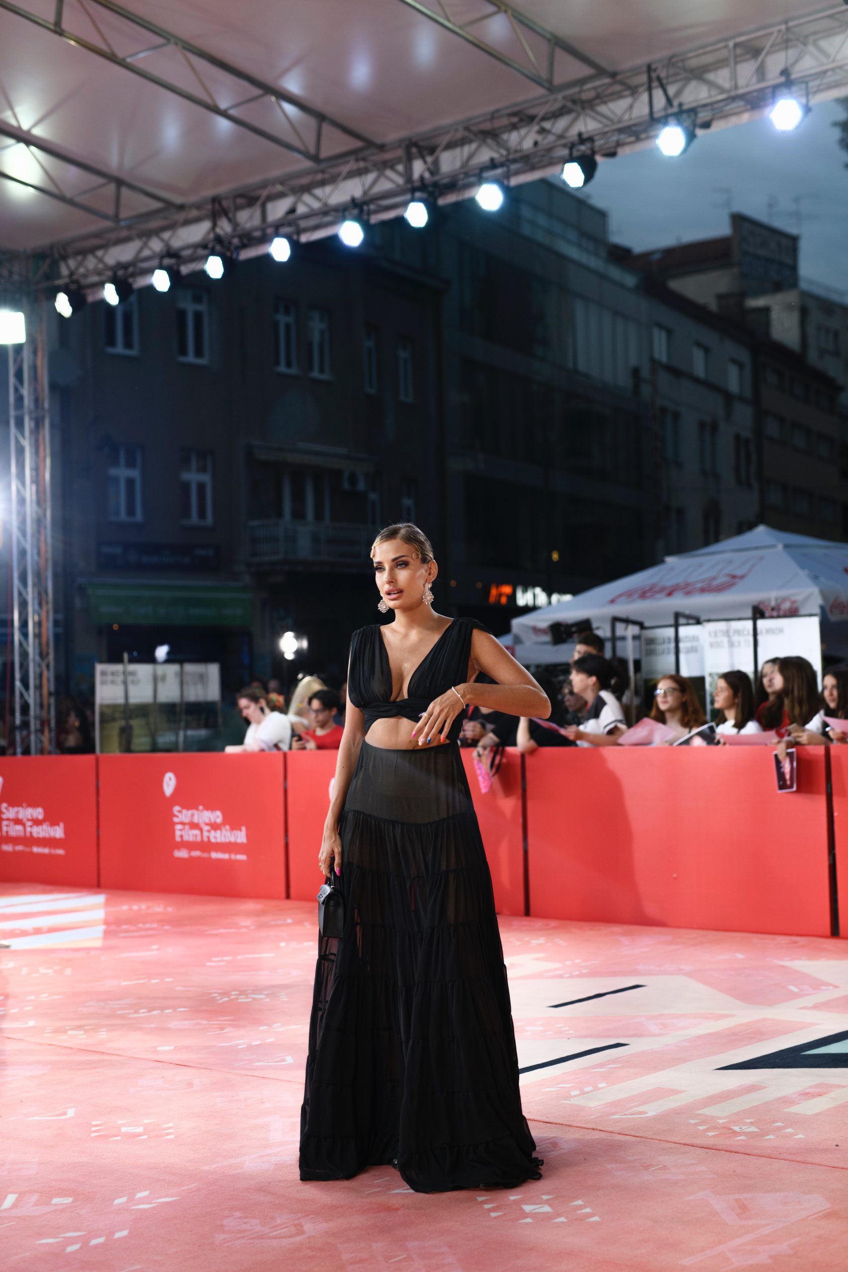 isabella rakonić u sarajevu: influencerica koja osvaja humorom i stilom zablistala u elysian haljini na crvenom tepihu