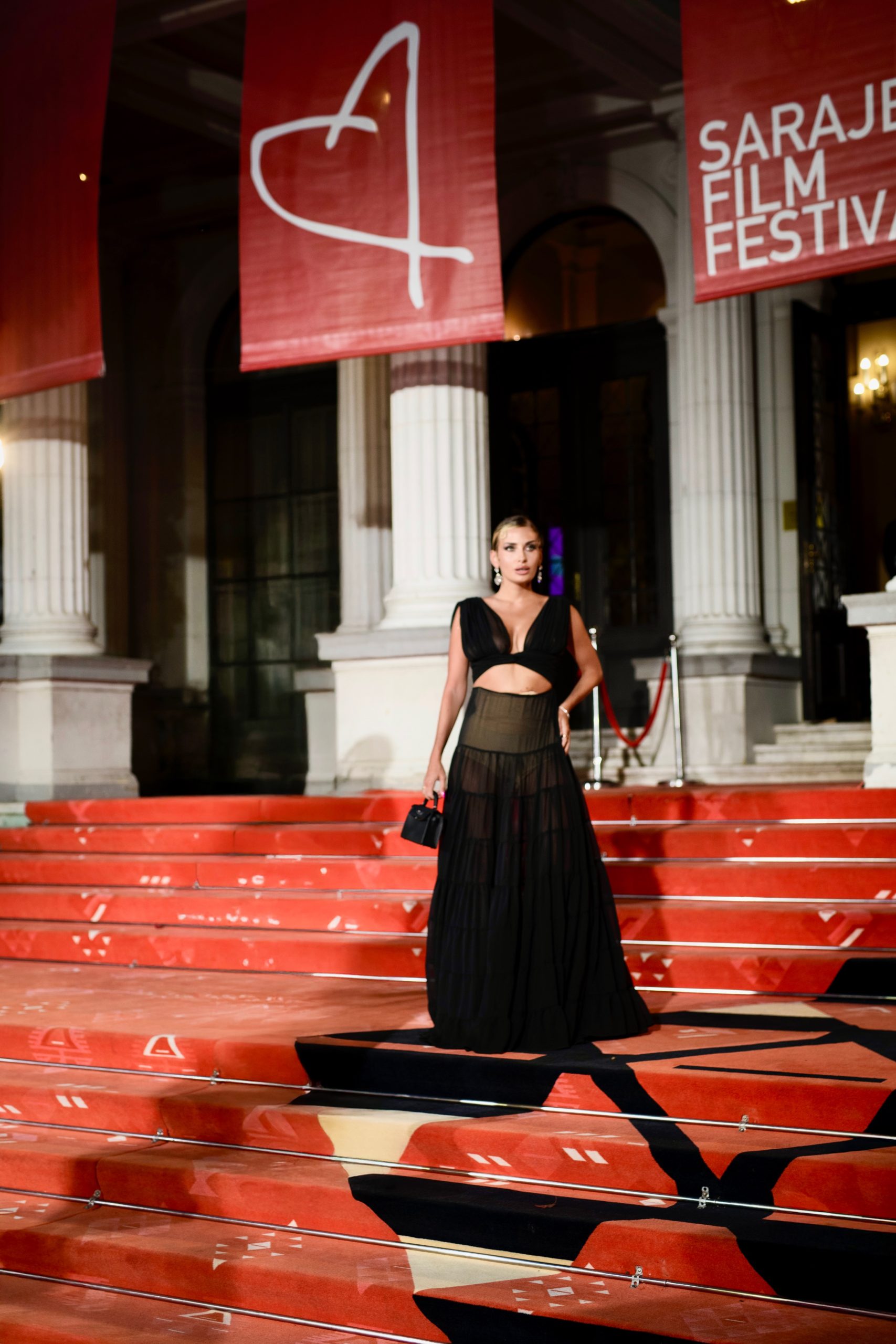 isabella rakonić u sarajevu: influencerica koja osvaja humorom i stilom zablistala u elysian haljini na crvenom tepihu