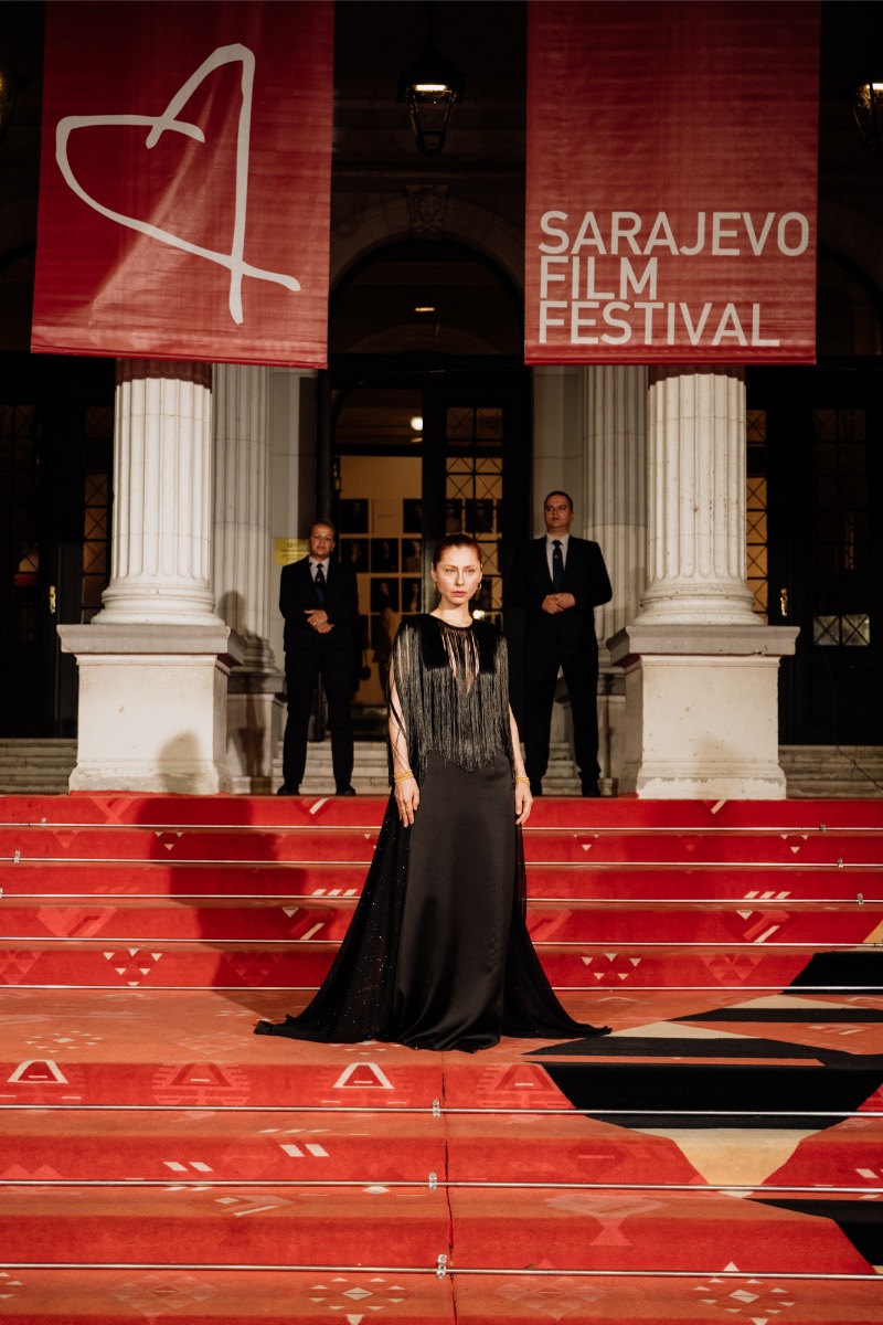 Judita Franković Brdar zasjenila crveni tepih u misterioznoj Kaftan Studio haljini – svi pričaju o ovom izdanju!