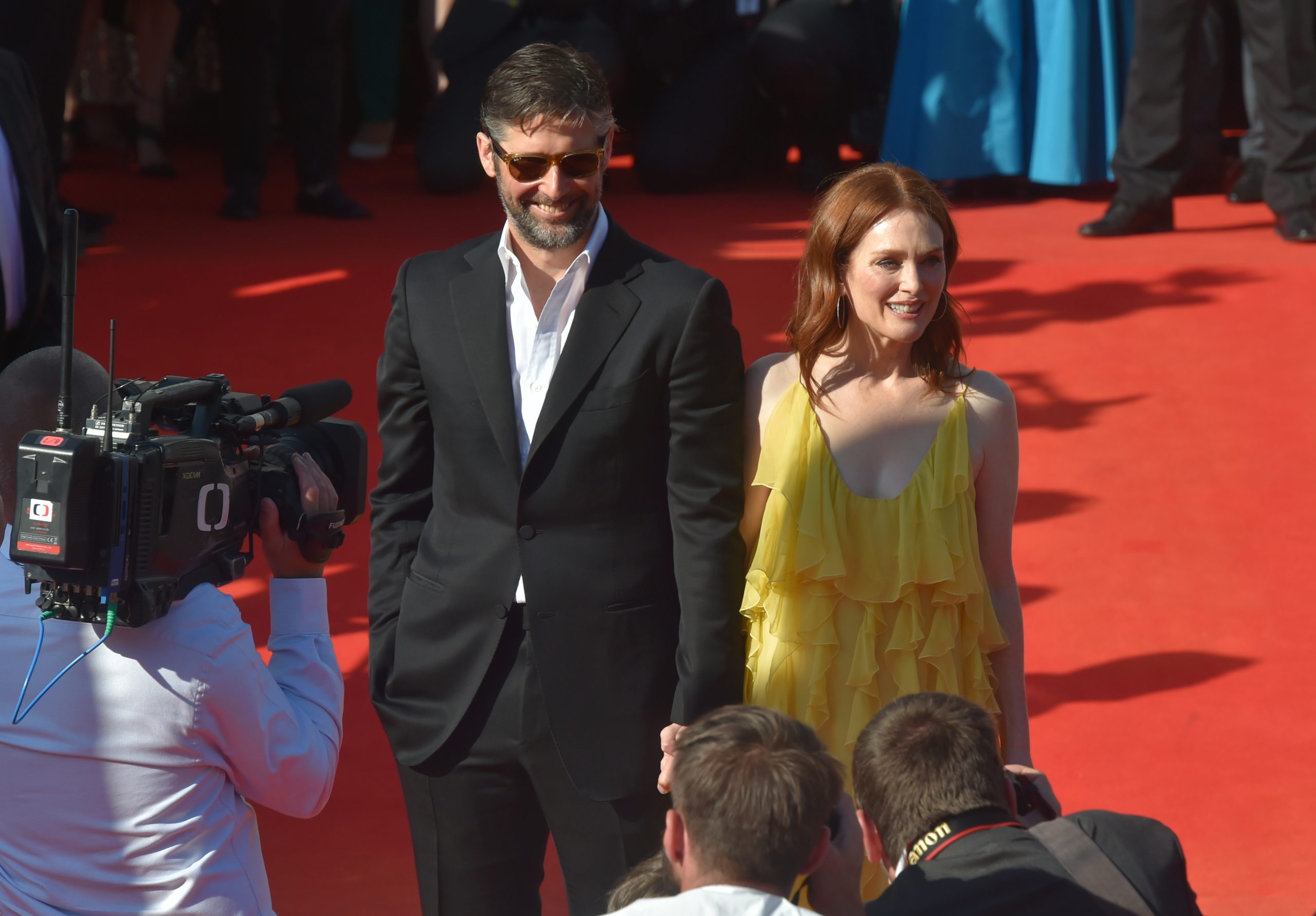 Julianne Moore i mlađi suprug slave 22 godine braka Hello Magazin Croatia