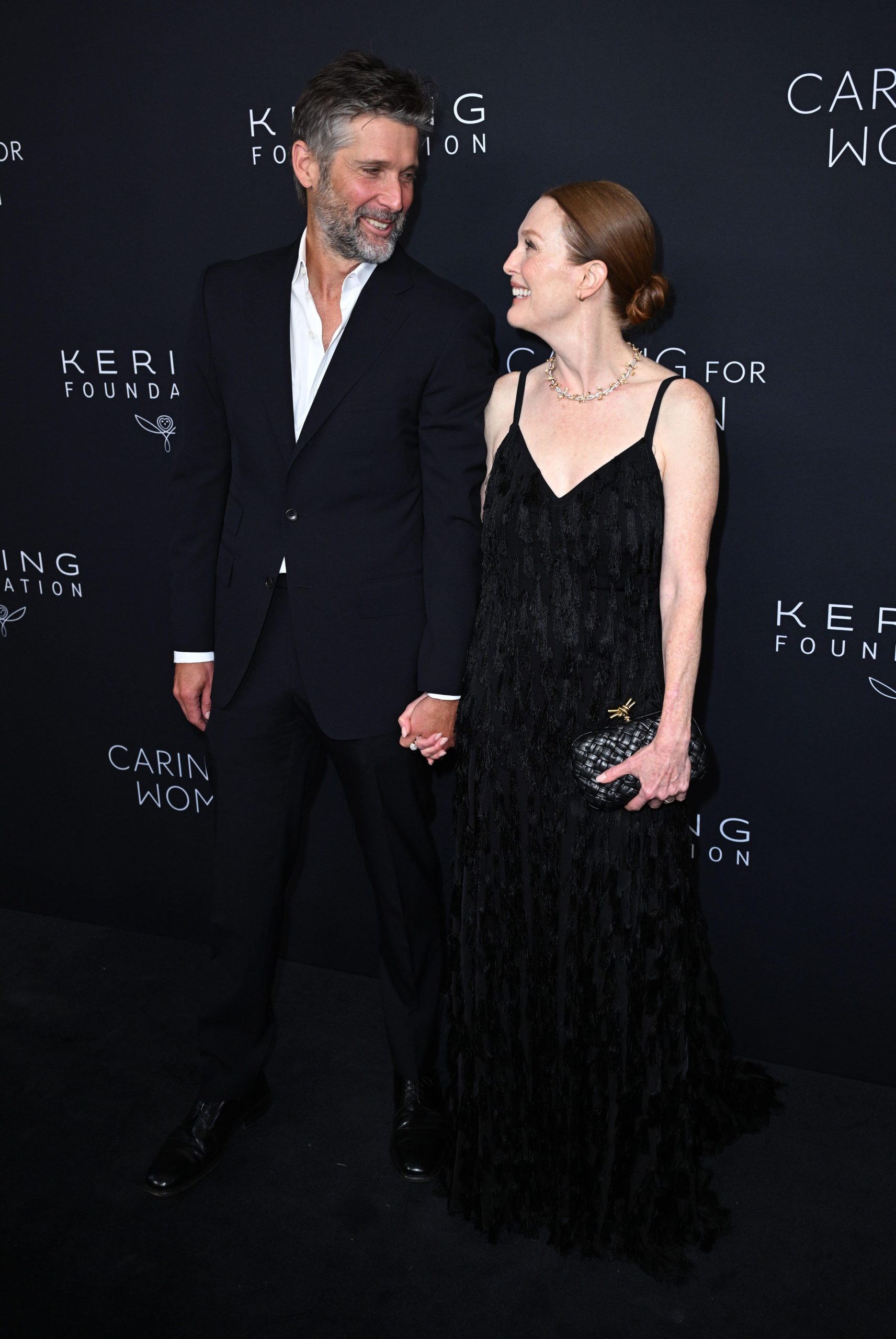 Julianne Moore i mlađi suprug slave 22 godine braka Hello Magazin Croatia