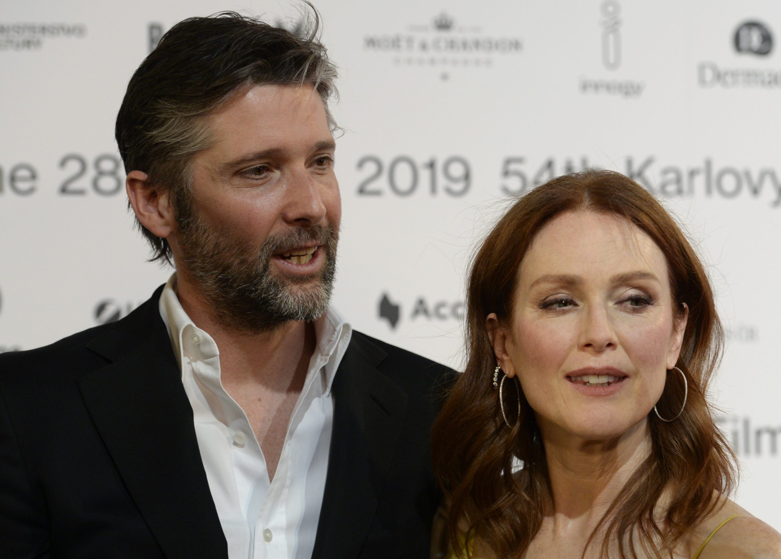 Julianne Moore i mlađi suprug slave 22 godine braka Hello Magazin Croatia