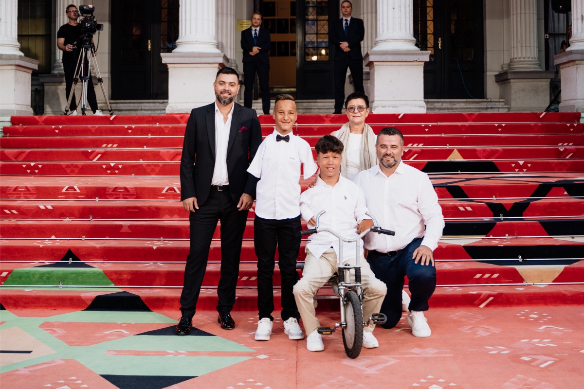 Iskren, direktan i bez dlake na jeziku, Winstone je otvoreno govorio o počecima karijere, odbijanjima i ulozi slučajnosti u životu glumca. Njegova rečenica – „Odbijanje je dio glumačkog života. Što prije to naučite, to je bolje za vas“ – odjeknula je dvoranom kao životna lekcija koja se može primijeniti i izvan filmske industrije. Nakon što je publiku počastio anegdotama o svojim prvim Shakespeareovim izvedbama, Winstone je s posebnom strašću govorio i o nestanku „pravih“ filmova u Hollywoodu. „Marvel je zabavan, ali gdje su nestale priče koje ostavljaju trag?“, zapitao se, podsjećajući sve da se umjetnost mora njegovati jednako kao i komercijalni uspjeh. Festival je, osim glamuroznih trenutaka, ponudio i bogat filmski program. Regionalna premijera filma DJ Ahmet o dječaku koji u glazbi pronalazi utočište, svjetska premijera emotivne drame Glava obitelji, povijesna priča Otapanje vladara, kao i potresna debitantska drama Nevjeste – samo su dio mozaika raznolikih priča koje su obilježile dan. Jedan od vrhunaca bio je i film Staza, snažna priča o mladima iz Bosne i Hercegovine koji sanjaju olimpijske igre dok treniraju na bob-stazi iz 1984. – simbolu prošlosti, ali i budućih snova. Dok Sarajevo Film Festival nastavlja donositi svjetske premijere i glamur na balkanski način, jedno je sigurno – Ray Winstone i njegovo Počasno Srce Sarajeva ostali su upisani kao trenutak koji će se prepričavati još dugo.