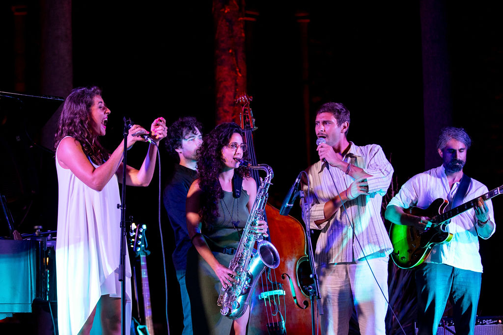 Ponta Lopud Jazz Festival, Lopud, Dubrovnik, jazz festival, koncerti, glazbeni festival, ljetni festival, jazz glazba, Sofia Rei, JC Maillard, Túpac Mantilla, Thana Alexa, Ben Wendel, Shai Maestro, Joe Sanders, Antonio Sánchez, Michael Mayo, Andrew Freedman, Nick Campbell, Robin Baytas, Terri Lyne Carrington, Grammy nagrađeni umjetnici, Birdman soundtrack, jazz masterclass, jam session, otok Lopud, jazz pod zvijezdama, Grand Hotel Lopud, Ponta Lopud, kulturni festival, hrvatski otoci, hrvatski festivali, jazz scena, svjetski jazz, R&B i jazz, improvizacija, live glazba, koncert pod zvijezdama, večernji koncerti, hrvatska kultura, glazbeni događaj, Entrio ulaznice, Argosy brod, besplatan prijevoz, Lapadska obala, hotel Lafodia, kreativna platforma Ponta Lopud, Ponta Lopud Film Festival, Ponta Lopud Book Bridge, ljeto na Jadranu, jazz na Jadranu, jadranski otoci, glazbeni program, svjetske zvijezde, međunarodni glazbenici, jazz vokalistice, jazz bubnjari, jazz pijanisti, jazz saksofonisti, jazz basisti, ženski glasovi u jazzu, kulturna baština, jazz mentorstvo, Berklee Institute of Jazz and Gender Justice, jazz edukacija, jazz radionice, jazz iskustvo, kreativna zajednica, mladi glazbenici, međunarodna scena, svjetska glazbena scena, hrvatski otok, lifestyle događaj, festival 2025, događanja u Dubrovniku, događanja u Hrvatskoj, glazba i more, festival na otoku, jazz party, završni party, jazz improvizacija, jazz kultura, jazz tradicija, suvremeni jazz, latino jazz, jazz i R&B fuzija, jazz legende, jazz inspiracija, jazz i sloboda, kreativni susreti, kulturno ljeto, hrvatska obala, more i glazba, glazbeni raj, jazz ljubitelji, festival jam session, jazz atmosfera, jazz umjetnost, jazz pod otvorenim nebom, glazbeno putovanje, jazz publika, jazz energija, jazz strast, jazz povezuje, hrvatski jazz festival, festival kulture, umjetnički festival.