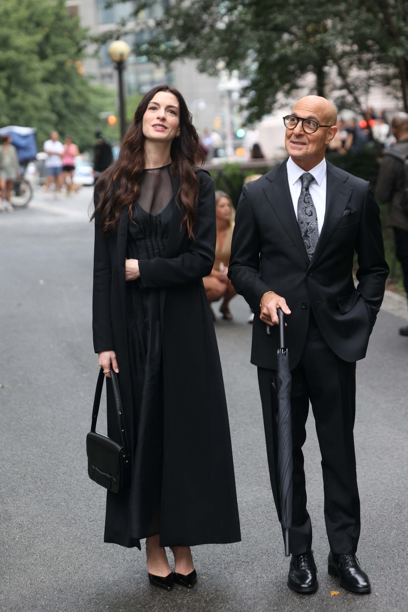 Misteriozni crni outfit Anne Hathaway Hello Magazin Croatia