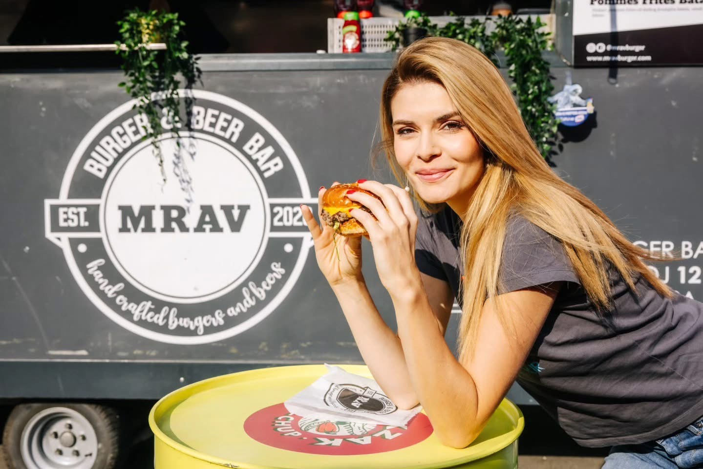 Food Truck Festival Zagreb, Britanski trg festival, street food Zagreb, najbolji burgeri Zagreb, smash burger Zagreb, frozen banana desert, viralni desert 2025, gdje jesti u Zagrebu, ljetni deserti Hrvatska, najbolji festivali u Zagrebu, gastro događaji Zagreb, što raditi u Zagrebu rujan, najbolja hrana na kotačima, churros Zagreb, craft pivo Zagreb, kokteli Zagreb, Gin Tonic sladoled, street food Hrvatska, festival hrane Zagreb, food festival Zagreb 2025, Mr. Tartuf krumpirići, El Comandante burger, BBQ smash burger, Fanko Čuča piletina, Špizza pizza, Fish Grill Zagreb, Rio mare truck, Farabuto street food, Burger & Beer Bar Mrav, Vege burger Zagreb, plant based burger, Teriyaki chicken noodles, Curry noodles Zagreb, Spicy beef noodles, Tutica sladoled Zagreb, Nadine fritule, najbolje fritule u Zagrebu, churros s pistacijom, deserti Zagreb, street food specijaliteti, istarski burger Zagreb, burger s brancinom, srdele panino, Pork Belly burnt ends, Peanut butter jelly burger, festival burgera Zagreb, najbolji burger u Zagrebu 2025, jazz koncert Zagreb rujan, soul glazba Zagreb, retro bendovi Zagreb, Šleper Šlager bend, Public Factory glazba, DJ Frx Zagreb, DJ Neno Martinović, DJ Matija Sindičić, fun party Zagreb, soul party Zagreb, hip hop Zagreb, disco party Zagreb, što raditi u Zagrebu s djecom, Ledo Medo Zagreb, UHU kutak za djecu, escape room Zagreb, iluzionist Luka Vidović, magic show Zagreb, besplatni koncerti Zagreb, besplatni događaji Zagreb, gdje van u Zagrebu rujan, najbolja mjesta u Zagrebu, što raditi s obitelji u Zagrebu, vikend događaji Zagreb, top festival Zagreb, food truck scena Hrvatska, najbolji street food Hrvatska, foodie Zagreb, foodie Hrvatska, gastro vodič Zagreb, gdje na burger u Zagrebu, gdje na pizzu Zagreb, najbolja piletina Zagreb, tartuf krumpirići Zagreb, gdje na craft pivo Zagreb, najbolji kokteli Zagreb, gin tonic Zagreb, The Garden Brewery lager, PeTe Pelin tonik, Maraschino citrus koktel, recept za koktel gin tonic, Maraschino recept, ljetni kokteli recept, Zagrebački festivali 2025, kulturni događaji Zagreb, zabava za djecu Zagreb, obiteljski događaji Zagreb, gastro rujan Zagreb, ispraćaj ljeta Zagreb, Zagreb što raditi rujan, cool događaji Zagreb