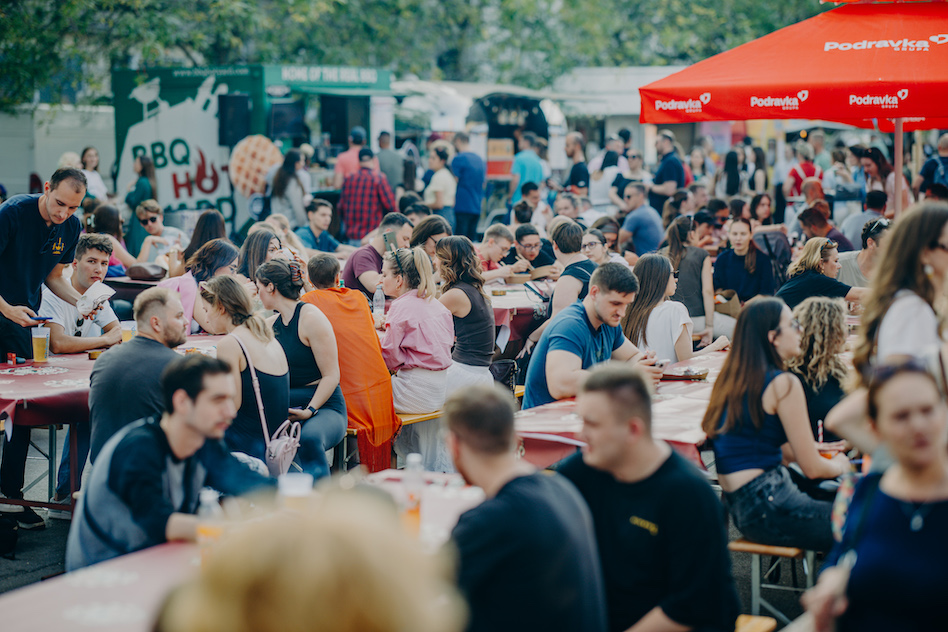 Food Truck Festival Zagreb, Britanski trg festival, street food Zagreb, najbolji burgeri Zagreb, smash burger Zagreb, frozen banana desert, viralni desert 2025, gdje jesti u Zagrebu, ljetni deserti Hrvatska, najbolji festivali u Zagrebu, gastro događaji Zagreb, što raditi u Zagrebu rujan, najbolja hrana na kotačima, churros Zagreb, craft pivo Zagreb, kokteli Zagreb, Gin Tonic sladoled, street food Hrvatska, festival hrane Zagreb, food festival Zagreb 2025, Mr. Tartuf krumpirići, El Comandante burger, BBQ smash burger, Fanko Čuča piletina, Špizza pizza, Fish Grill Zagreb, Rio mare truck, Farabuto street food, Burger & Beer Bar Mrav, Vege burger Zagreb, plant based burger, Teriyaki chicken noodles, Curry noodles Zagreb, Spicy beef noodles, Tutica sladoled Zagreb, Nadine fritule, najbolje fritule u Zagrebu, churros s pistacijom, deserti Zagreb, street food specijaliteti, istarski burger Zagreb, burger s brancinom, srdele panino, Pork Belly burnt ends, Peanut butter jelly burger, festival burgera Zagreb, najbolji burger u Zagrebu 2025, jazz koncert Zagreb rujan, soul glazba Zagreb, retro bendovi Zagreb, Šleper Šlager bend, Public Factory glazba, DJ Frx Zagreb, DJ Neno Martinović, DJ Matija Sindičić, fun party Zagreb, soul party Zagreb, hip hop Zagreb, disco party Zagreb, što raditi u Zagrebu s djecom, Ledo Medo Zagreb, UHU kutak za djecu, escape room Zagreb, iluzionist Luka Vidović, magic show Zagreb, besplatni koncerti Zagreb, besplatni događaji Zagreb, gdje van u Zagrebu rujan, najbolja mjesta u Zagrebu, što raditi s obitelji u Zagrebu, vikend događaji Zagreb, top festival Zagreb, food truck scena Hrvatska, najbolji street food Hrvatska, foodie Zagreb, foodie Hrvatska, gastro vodič Zagreb, gdje na burger u Zagrebu, gdje na pizzu Zagreb, najbolja piletina Zagreb, tartuf krumpirići Zagreb, gdje na craft pivo Zagreb, najbolji kokteli Zagreb, gin tonic Zagreb, The Garden Brewery lager, PeTe Pelin tonik, Maraschino citrus koktel, recept za koktel gin tonic, Maraschino recept, ljetni kokteli recept, Zagrebački festivali 2025, kulturni događaji Zagreb, zabava za djecu Zagreb, obiteljski događaji Zagreb, gastro rujan Zagreb, ispraćaj ljeta Zagreb, Zagreb što raditi rujan, cool događaji Zagreb