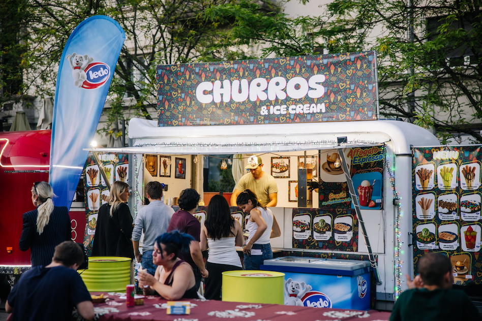 Food Truck Festival Zagreb, Britanski trg festival, street food Zagreb, najbolji burgeri Zagreb, smash burger Zagreb, frozen banana desert, viralni desert 2025, gdje jesti u Zagrebu, ljetni deserti Hrvatska, najbolji festivali u Zagrebu, gastro događaji Zagreb, što raditi u Zagrebu rujan, najbolja hrana na kotačima, churros Zagreb, craft pivo Zagreb, kokteli Zagreb, Gin Tonic sladoled, street food Hrvatska, festival hrane Zagreb, food festival Zagreb 2025, Mr. Tartuf krumpirići, El Comandante burger, BBQ smash burger, Fanko Čuča piletina, Špizza pizza, Fish Grill Zagreb, Rio mare truck, Farabuto street food, Burger & Beer Bar Mrav, Vege burger Zagreb, plant based burger, Teriyaki chicken noodles, Curry noodles Zagreb, Spicy beef noodles, Tutica sladoled Zagreb, Nadine fritule, najbolje fritule u Zagrebu, churros s pistacijom, deserti Zagreb, street food specijaliteti, istarski burger Zagreb, burger s brancinom, srdele panino, Pork Belly burnt ends, Peanut butter jelly burger, festival burgera Zagreb, najbolji burger u Zagrebu 2025, jazz koncert Zagreb rujan, soul glazba Zagreb, retro bendovi Zagreb, Šleper Šlager bend, Public Factory glazba, DJ Frx Zagreb, DJ Neno Martinović, DJ Matija Sindičić, fun party Zagreb, soul party Zagreb, hip hop Zagreb, disco party Zagreb, što raditi u Zagrebu s djecom, Ledo Medo Zagreb, UHU kutak za djecu, escape room Zagreb, iluzionist Luka Vidović, magic show Zagreb, besplatni koncerti Zagreb, besplatni događaji Zagreb, gdje van u Zagrebu rujan, najbolja mjesta u Zagrebu, što raditi s obitelji u Zagrebu, vikend događaji Zagreb, top festival Zagreb, food truck scena Hrvatska, najbolji street food Hrvatska, foodie Zagreb, foodie Hrvatska, gastro vodič Zagreb, gdje na burger u Zagrebu, gdje na pizzu Zagreb, najbolja piletina Zagreb, tartuf krumpirići Zagreb, gdje na craft pivo Zagreb, najbolji kokteli Zagreb, gin tonic Zagreb, The Garden Brewery lager, PeTe Pelin tonik, Maraschino citrus koktel, recept za koktel gin tonic, Maraschino recept, ljetni kokteli recept, Zagrebački festivali 2025, kulturni događaji Zagreb, zabava za djecu Zagreb, obiteljski događaji Zagreb, gastro rujan Zagreb, ispraćaj ljeta Zagreb, Zagreb što raditi rujan, cool događaji Zagreb