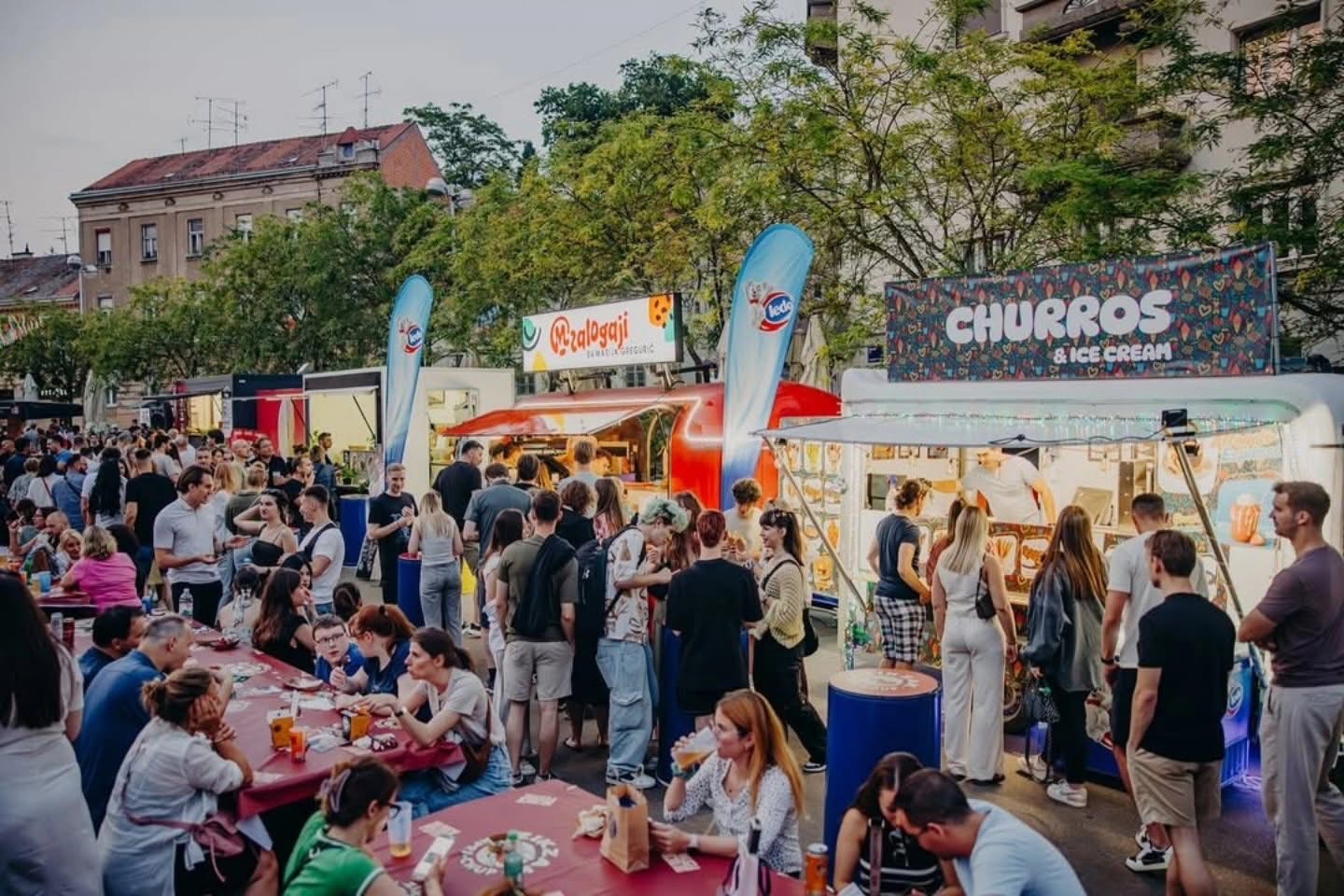 Food Truck Festival Zagreb, Britanski trg festival, street food Zagreb, najbolji burgeri Zagreb, smash burger Zagreb, frozen banana desert, viralni desert 2025, gdje jesti u Zagrebu, ljetni deserti Hrvatska, najbolji festivali u Zagrebu, gastro događaji Zagreb, što raditi u Zagrebu rujan, najbolja hrana na kotačima, churros Zagreb, craft pivo Zagreb, kokteli Zagreb, Gin Tonic sladoled, street food Hrvatska, festival hrane Zagreb, food festival Zagreb 2025, Mr. Tartuf krumpirići, El Comandante burger, BBQ smash burger, Fanko Čuča piletina, Špizza pizza, Fish Grill Zagreb, Rio mare truck, Farabuto street food, Burger & Beer Bar Mrav, Vege burger Zagreb, plant based burger, Teriyaki chicken noodles, Curry noodles Zagreb, Spicy beef noodles, Tutica sladoled Zagreb, Nadine fritule, najbolje fritule u Zagrebu, churros s pistacijom, deserti Zagreb, street food specijaliteti, istarski burger Zagreb, burger s brancinom, srdele panino, Pork Belly burnt ends, Peanut butter jelly burger, festival burgera Zagreb, najbolji burger u Zagrebu 2025, jazz koncert Zagreb rujan, soul glazba Zagreb, retro bendovi Zagreb, Šleper Šlager bend, Public Factory glazba, DJ Frx Zagreb, DJ Neno Martinović, DJ Matija Sindičić, fun party Zagreb, soul party Zagreb, hip hop Zagreb, disco party Zagreb, što raditi u Zagrebu s djecom, Ledo Medo Zagreb, UHU kutak za djecu, escape room Zagreb, iluzionist Luka Vidović, magic show Zagreb, besplatni koncerti Zagreb, besplatni događaji Zagreb, gdje van u Zagrebu rujan, najbolja mjesta u Zagrebu, što raditi s obitelji u Zagrebu, vikend događaji Zagreb, top festival Zagreb, food truck scena Hrvatska, najbolji street food Hrvatska, foodie Zagreb, foodie Hrvatska, gastro vodič Zagreb, gdje na burger u Zagrebu, gdje na pizzu Zagreb, najbolja piletina Zagreb, tartuf krumpirići Zagreb, gdje na craft pivo Zagreb, najbolji kokteli Zagreb, gin tonic Zagreb, The Garden Brewery lager, PeTe Pelin tonik, Maraschino citrus koktel, recept za koktel gin tonic, Maraschino recept, ljetni kokteli recept, Zagrebački festivali 2025, kulturni događaji Zagreb, zabava za djecu Zagreb, obiteljski događaji Zagreb, gastro rujan Zagreb, ispraćaj ljeta Zagreb, Zagreb što raditi rujan, cool događaji Zagreb