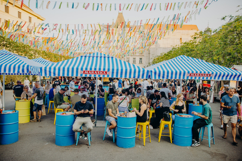 Food Truck Festival Zagreb, Britanski trg festival, street food Zagreb, najbolji burgeri Zagreb, smash burger Zagreb, frozen banana desert, viralni desert 2025, gdje jesti u Zagrebu, ljetni deserti Hrvatska, najbolji festivali u Zagrebu, gastro događaji Zagreb, što raditi u Zagrebu rujan, najbolja hrana na kotačima, churros Zagreb, craft pivo Zagreb, kokteli Zagreb, Gin Tonic sladoled, street food Hrvatska, festival hrane Zagreb, food festival Zagreb 2025, Mr. Tartuf krumpirići, El Comandante burger, BBQ smash burger, Fanko Čuča piletina, Špizza pizza, Fish Grill Zagreb, Rio mare truck, Farabuto street food, Burger & Beer Bar Mrav, Vege burger Zagreb, plant based burger, Teriyaki chicken noodles, Curry noodles Zagreb, Spicy beef noodles, Tutica sladoled Zagreb, Nadine fritule, najbolje fritule u Zagrebu, churros s pistacijom, deserti Zagreb, street food specijaliteti, istarski burger Zagreb, burger s brancinom, srdele panino, Pork Belly burnt ends, Peanut butter jelly burger, festival burgera Zagreb, najbolji burger u Zagrebu 2025, jazz koncert Zagreb rujan, soul glazba Zagreb, retro bendovi Zagreb, Šleper Šlager bend, Public Factory glazba, DJ Frx Zagreb, DJ Neno Martinović, DJ Matija Sindičić, fun party Zagreb, soul party Zagreb, hip hop Zagreb, disco party Zagreb, što raditi u Zagrebu s djecom, Ledo Medo Zagreb, UHU kutak za djecu, escape room Zagreb, iluzionist Luka Vidović, magic show Zagreb, besplatni koncerti Zagreb, besplatni događaji Zagreb, gdje van u Zagrebu rujan, najbolja mjesta u Zagrebu, što raditi s obitelji u Zagrebu, vikend događaji Zagreb, top festival Zagreb, food truck scena Hrvatska, najbolji street food Hrvatska, foodie Zagreb, foodie Hrvatska, gastro vodič Zagreb, gdje na burger u Zagrebu, gdje na pizzu Zagreb, najbolja piletina Zagreb, tartuf krumpirići Zagreb, gdje na craft pivo Zagreb, najbolji kokteli Zagreb, gin tonic Zagreb, The Garden Brewery lager, PeTe Pelin tonik, Maraschino citrus koktel, recept za koktel gin tonic, Maraschino recept, ljetni kokteli recept, Zagrebački festivali 2025, kulturni događaji Zagreb, zabava za djecu Zagreb, obiteljski događaji Zagreb, gastro rujan Zagreb, ispraćaj ljeta Zagreb, Zagreb što raditi rujan, cool događaji Zagreb