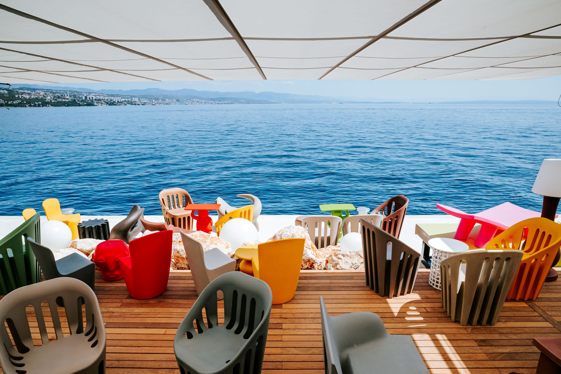 Opatija, Amore Sea Club, Bevanda, Kvarner, Hrvatska rivijera, Jadran, luksuzno putovanje, lifestyle, gastronomija, Filip Akrap, chef, dizajn interijera, lounge, kokteli, vina, Wine&Co, Vinoteka Rijeka, Movia, Michelin iskustvo, Ritz-Carlton, jahting, yachting destinacija, marina, riva, luksuzne jahte, putovanja, more, ljeto, beach club, sunčanje, DJ, glazba, arhitektura, Siniša Glušica, Dražul Glušica arhitekti, Slide Milano, Paola Navone, Marcantonio, Karim Rashid, Favaretto&Partners, Roberto Paoli, talijanski dizajn, vibrantne boje, mediteranski stil, luksuz, hedonizam, fine dining, sushi, burgeri, salate, slastice, vinoteka, koktel bar, lounge zona, večernji izlazak, dan na plaži, hedonistički odmor, ekskluzivnost, autentičnost, putopis, turizam, destinacija, hotelska scena, hotel Bevanda, rivijera, yacht life, yachting kultura, marina lifestyle, yacht party, party destinacija, luksuzni odmor, putovanja morem, Kvarner gourmet, kvarnerska rivijera, hrvatski turizam, Jadransko more, luksuzni resort, restoran uz more, lounge terasa, večernja scena, hedonistička atmosfera, vibrantni lounge, signature jela, vinska karta, gourmet iskustvo, koktel kultura, more i sunce, mediteranska kuhinja, hrvatska kuhinja, glamur, turizam u Hrvatskoj, privatna događanja, ekskluzivne proslave, svjetske destinacije, yacht club, lifestyle iskustvo, Amore terasa, luksuzne ležaljke, suncobrani, beach lifestyle, premium destinacija, ekskluzivni klub