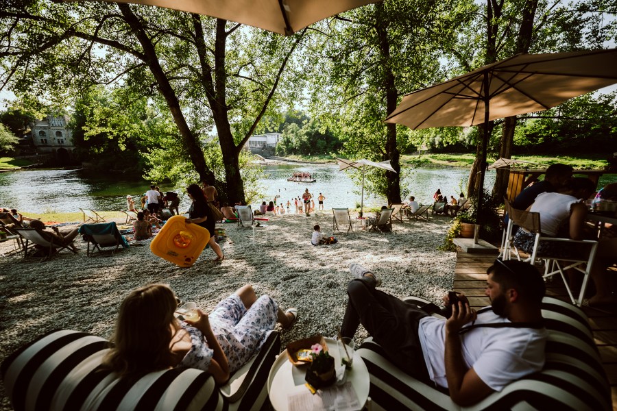 Opuštajući vikend uz rijeku Dnevni boravak na rijeci u Ozlju još traje 