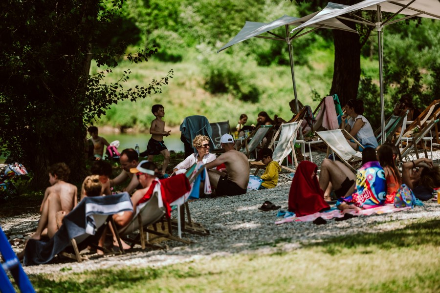 Opuštajući vikend uz rijeku Dnevni boravak na rijeci u Ozlju još traje 